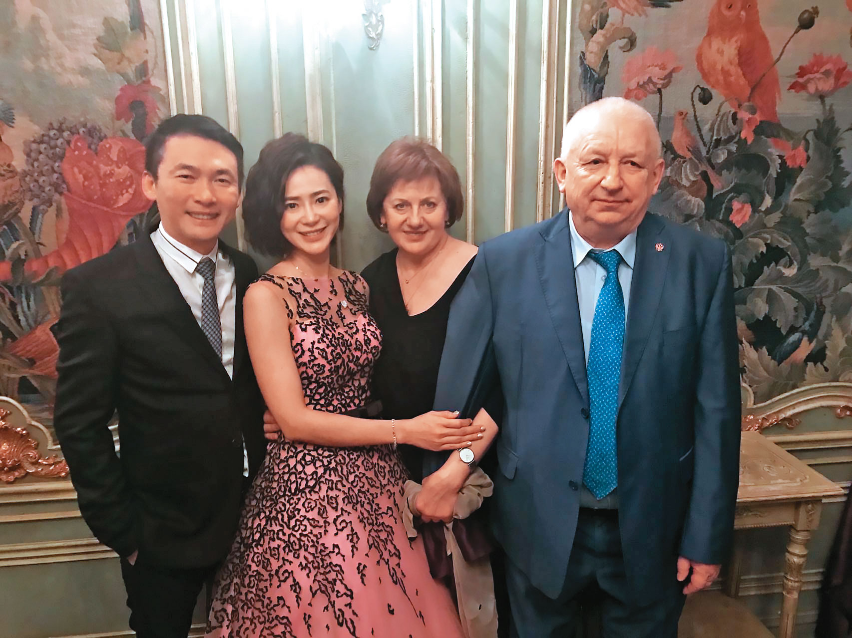 呂鴻圖婚後曾帶嬌妻回俄羅斯拜訪恩師弗拉基米爾與師母。（呂鴻圖提供）