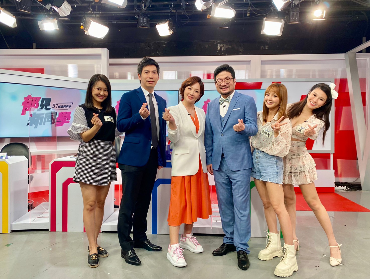 郁方及廖慶學找來徐凱希、琳妲、營養師 許瓊月及整型外科醫師陳信宏，討論夏日肌情拉警報話題。（完美國際提供）