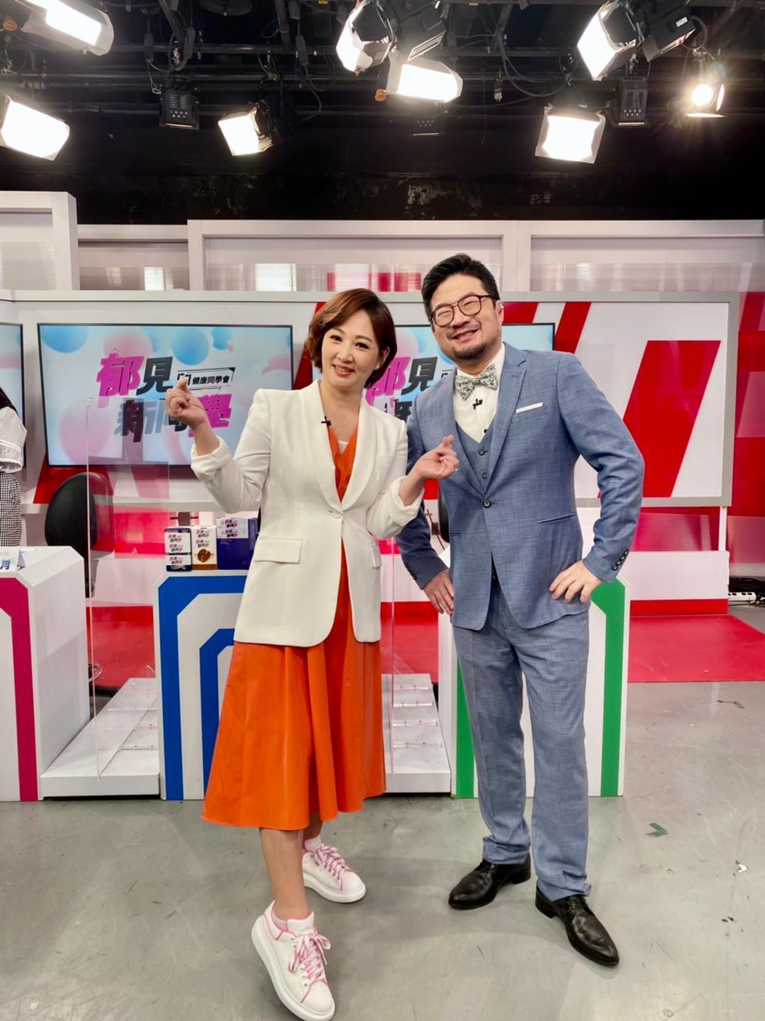 郁方及廖慶學覺得這波疫情學會很多事,其中郁方笑言學會如何訂外送。 (完美國際提供)