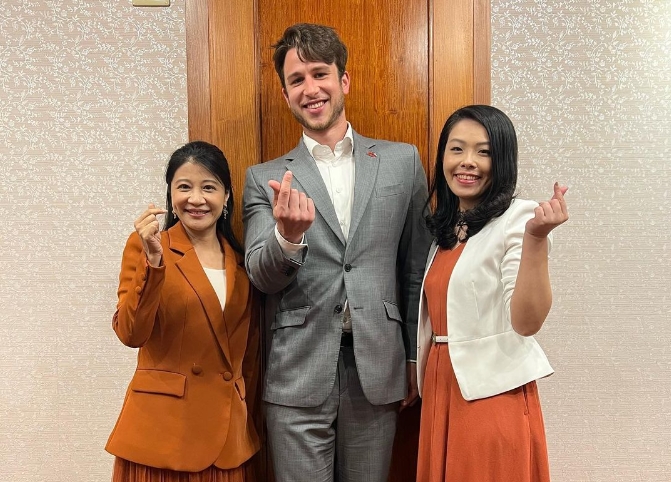 斯洛伐克國會議員斯坦吉克（中）隨代表團訪台，與台灣立委林楚茵、高虹安合影留念。（翻攝自@andrejstancik Instagram）