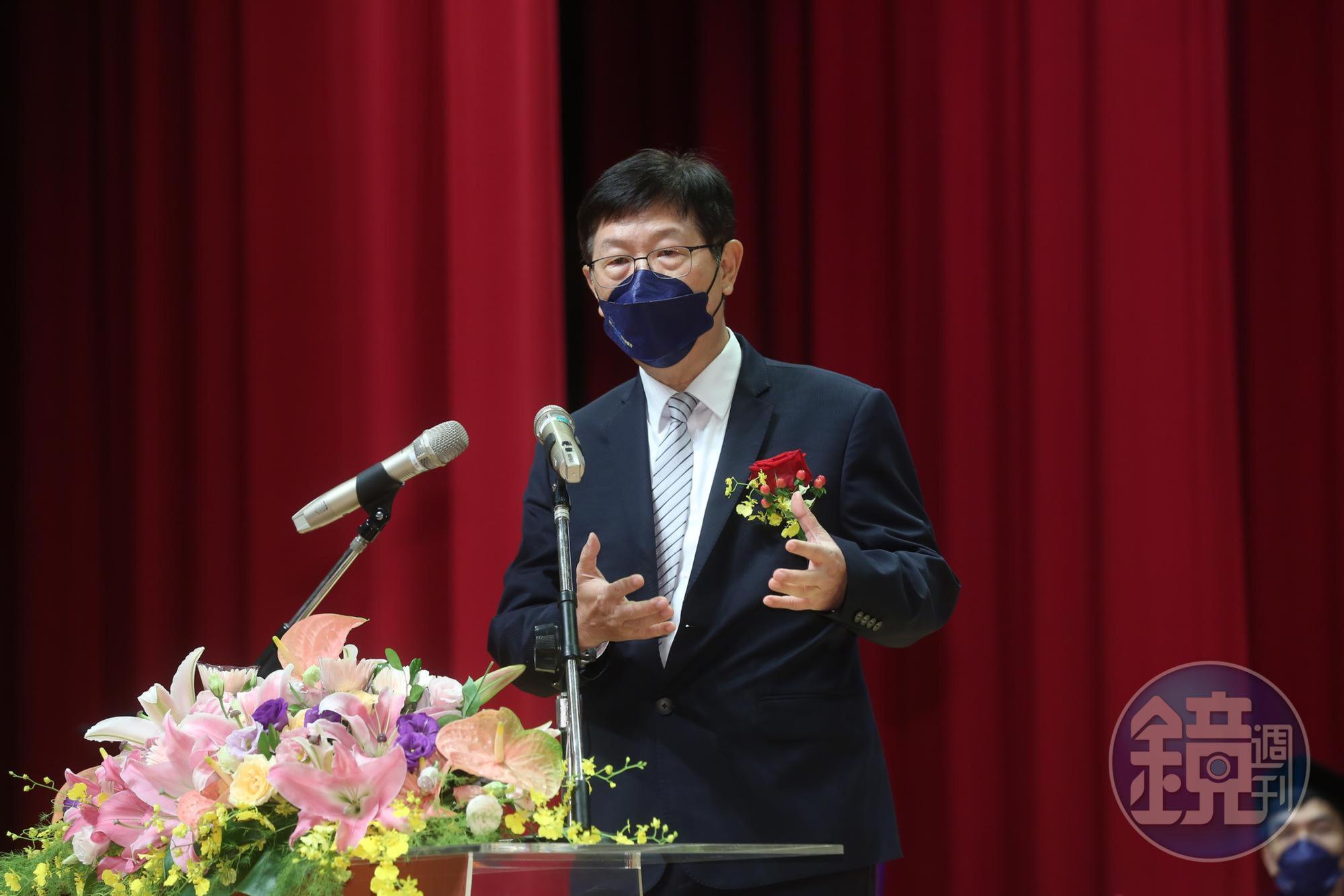 鴻海董事長劉揚偉今出席陽明交大畢業典禮,在會後聯訪時怒批紅色供應鏈搶單搶人的方法不可取。