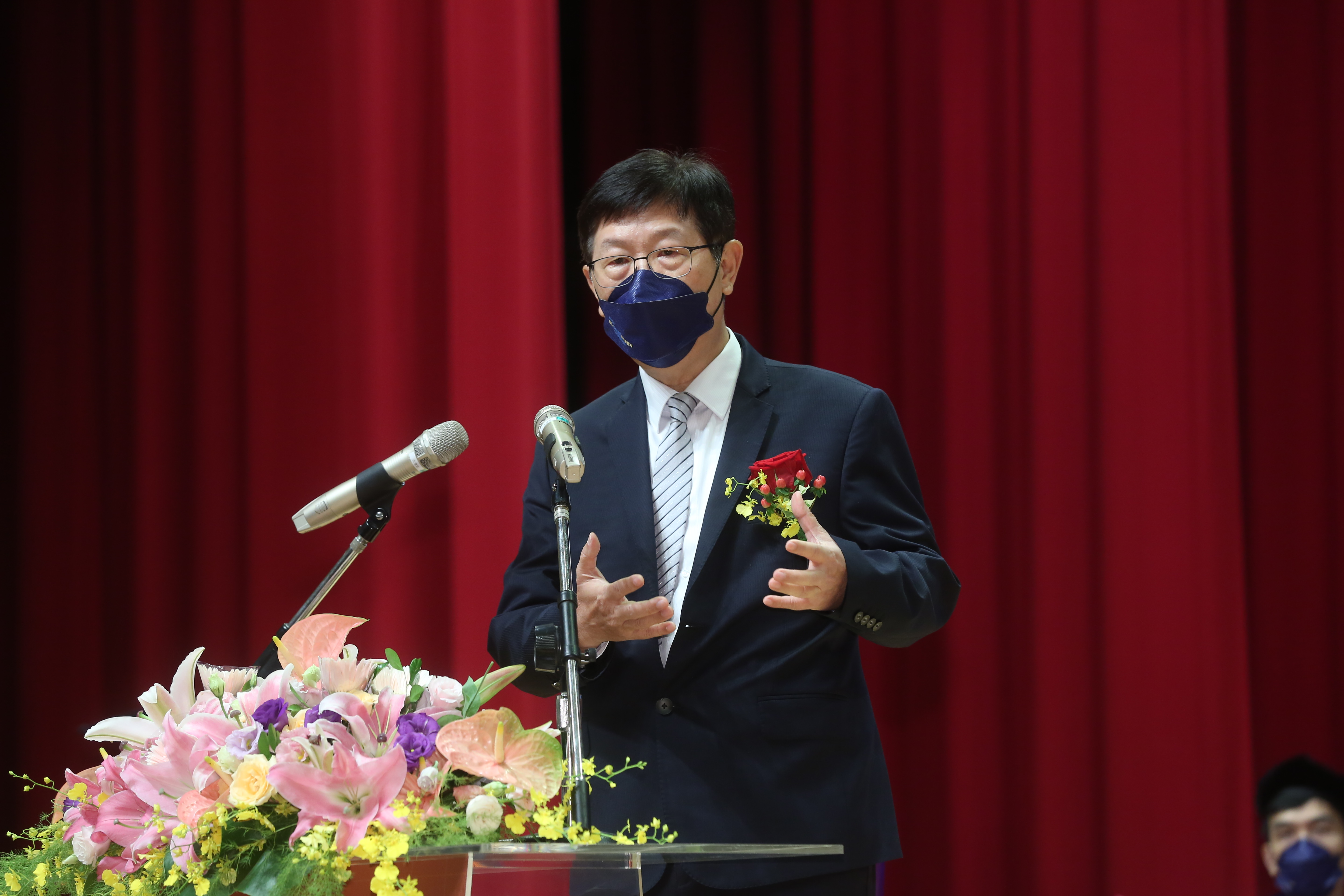鴻海董事長劉揚偉今出席陽明交大畢業典禮，在會後聯訪時怒批紅色供應鏈搶單搶人的方法不可取。