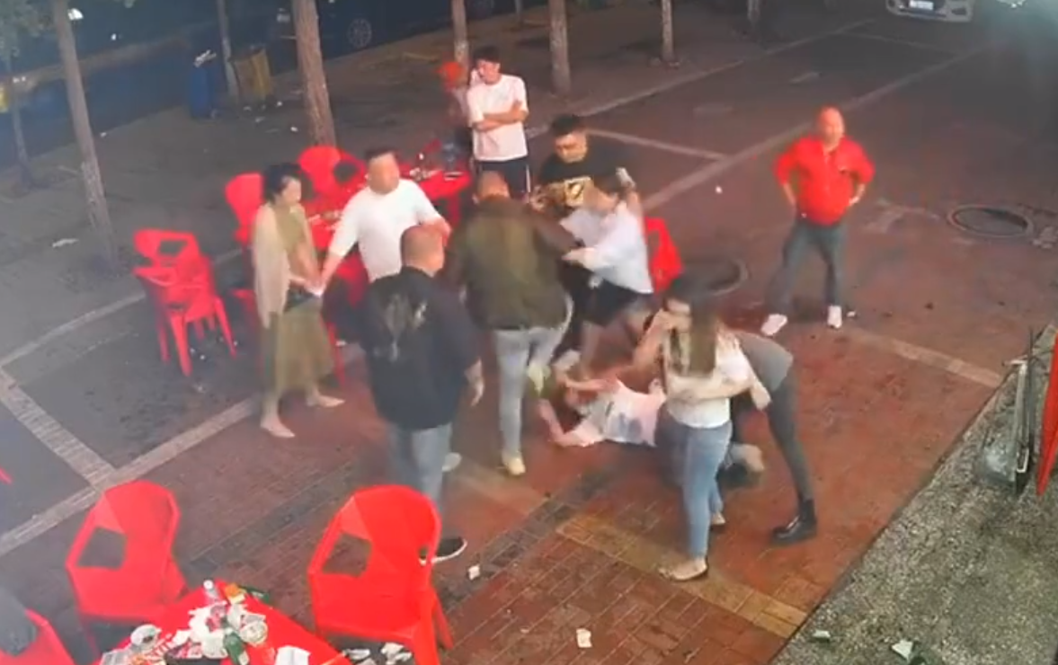 中國一名男子不滿搭訕遭拒，竟與同夥友人圍毆二名女子，引起網民撻伐。（翻攝Twitter）