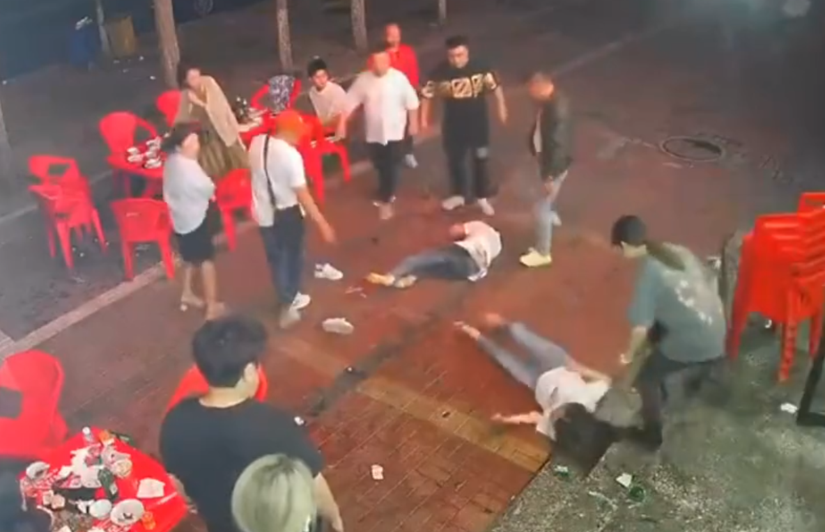 日前中國河北唐山發生一件惡煞搭訕不成，將女生打成重傷的可怕案件。（翻攝推特）