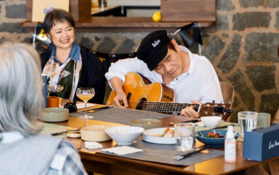 金智娟幫好友趙傳在「老屋」餐廳慶生。（TVBS提供）