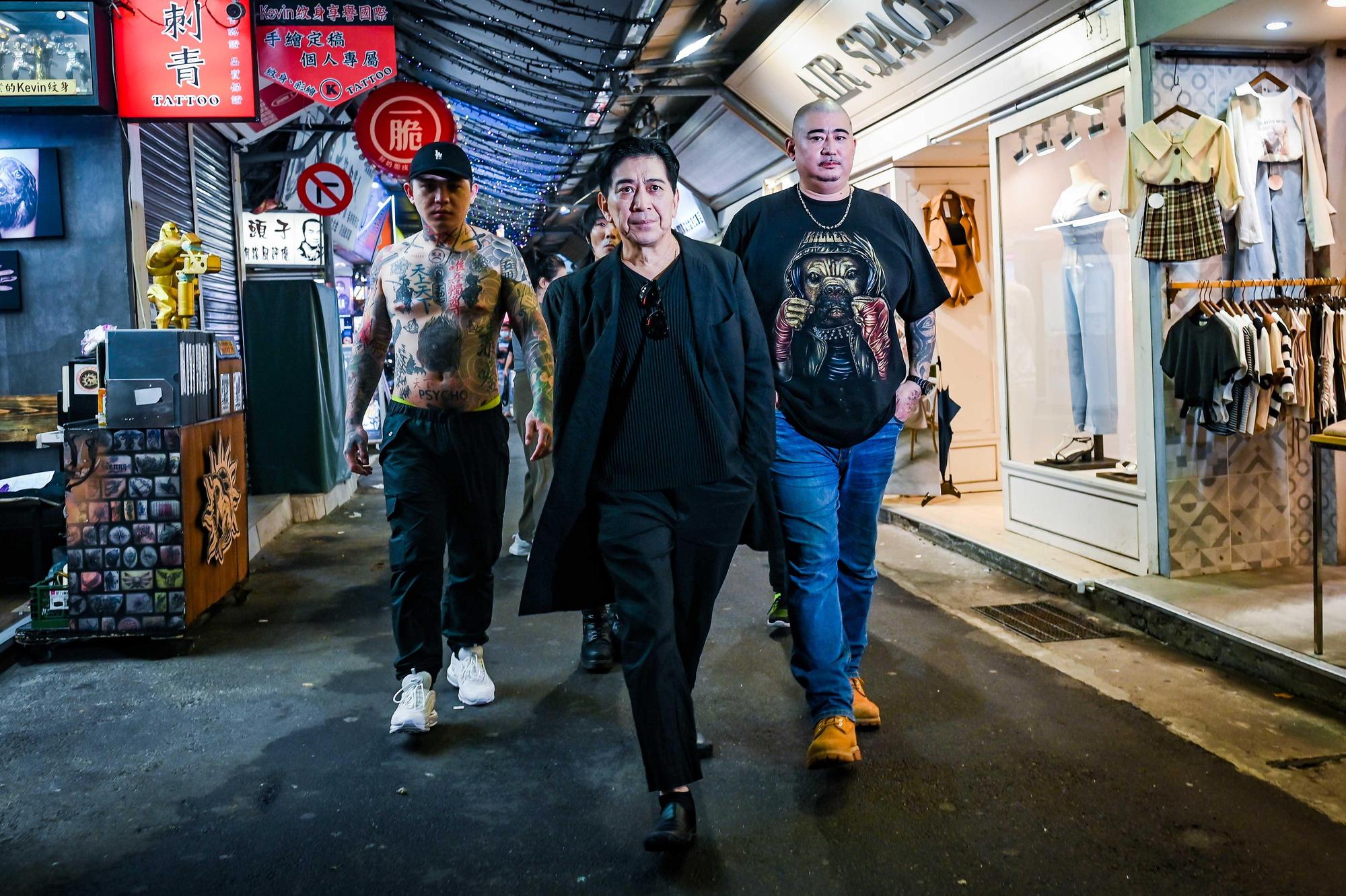高捷重回台北西門町「巡田水」,為30年前主演的黑幫電影《少年吔,安啦!》重映造勢。(牽猴子提供)