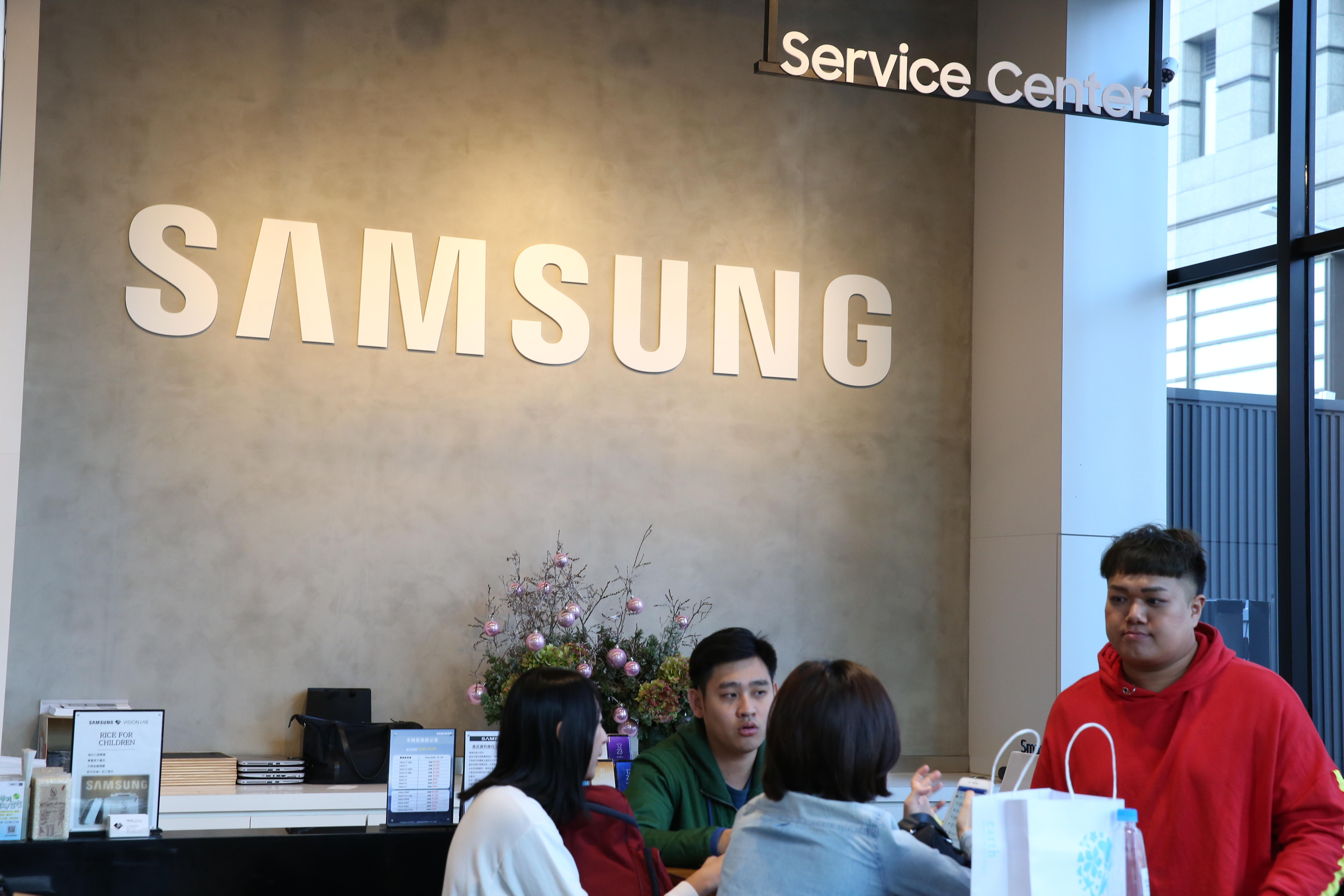 法人普遍認為，韓國三星縱使與英特爾合作，或併購NXP等半導體同業成功，也不會對台積電的營運造成太大的影響。