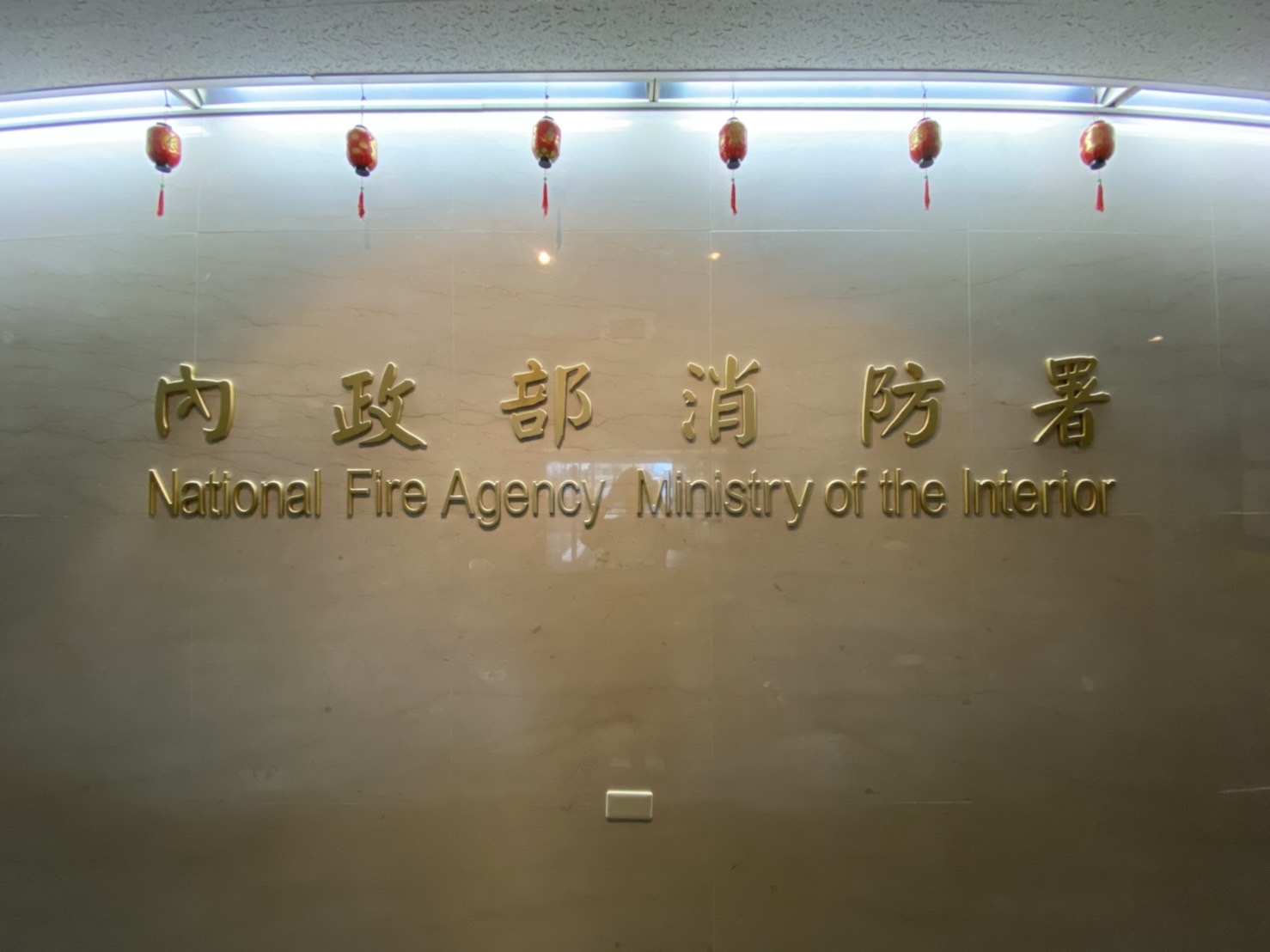 消防署今天重申第三級警戒期間,各消防機關遇有派遣、送醫爭議時,可參考去年函頒的「消防機關因應嚴重特殊傳染性肺炎第三級疫情警戒救護應變指引」參辦。(消防署提供)