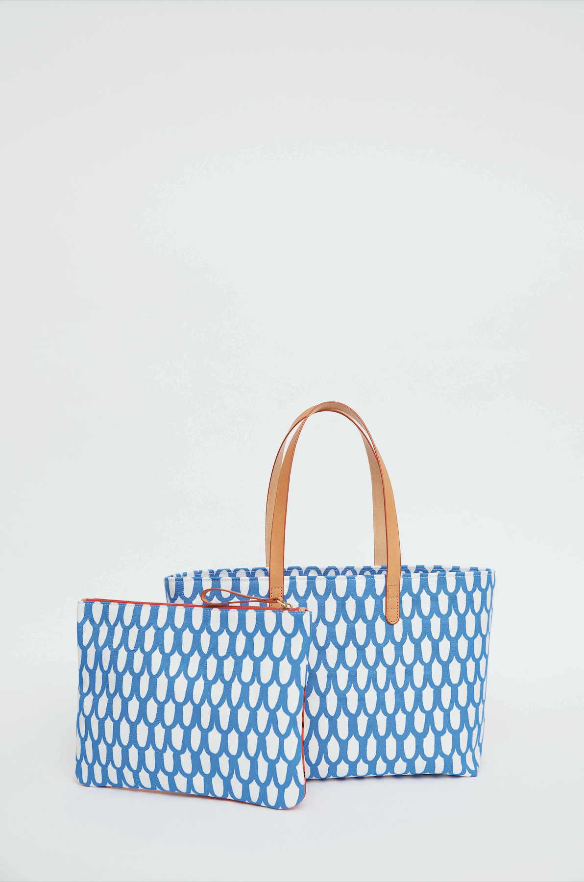 (前)手拿包 NT$8,000(後)托特包 價格店洽 Marimekko X Mansur Gavriel 。(Marimekko提供)