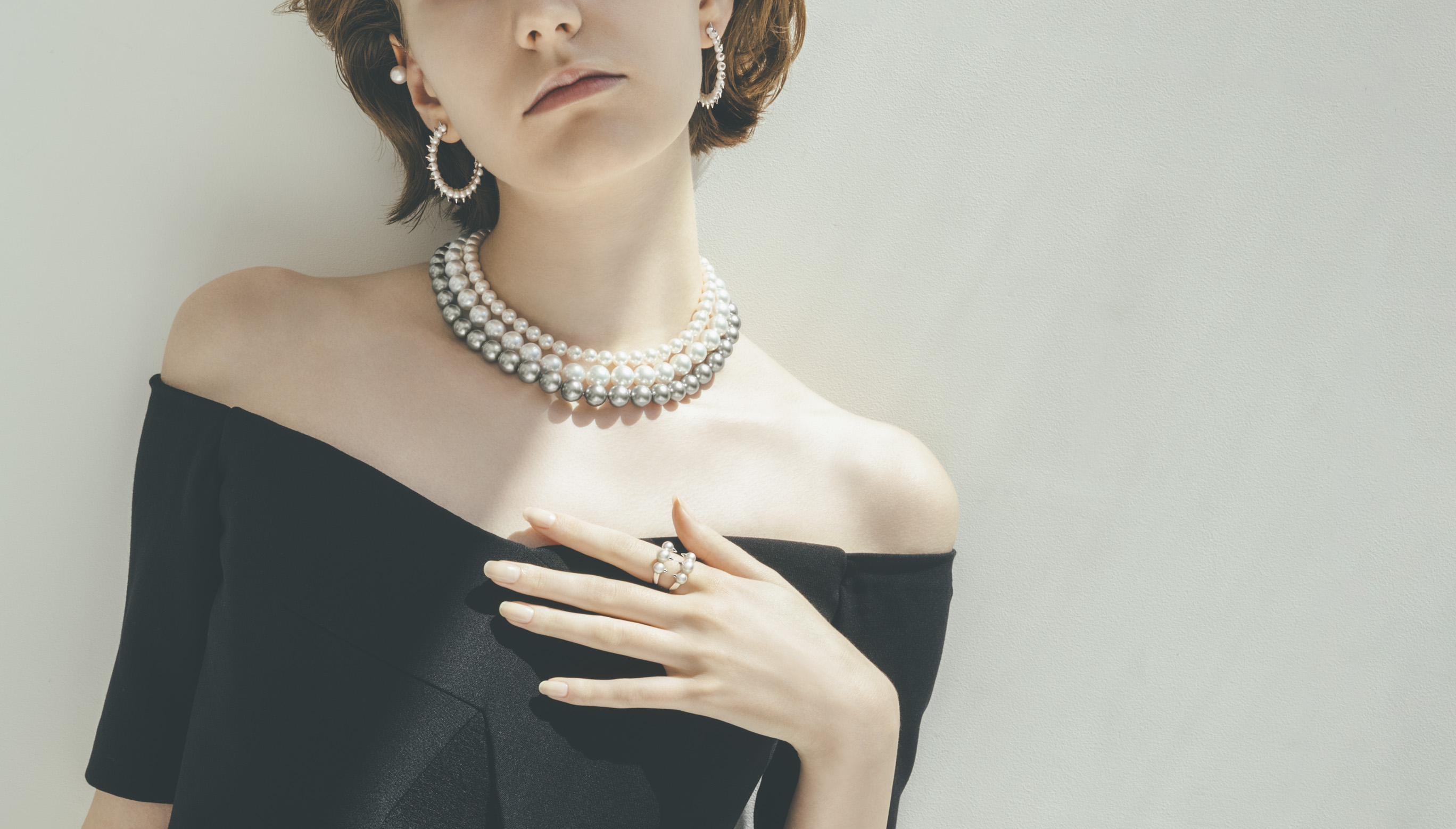 身為6月的誕生石，珍珠總是散發出優雅輕巧的光芒，經典串鍊的疊戴，也能打造出時髦的風格。（TASAKI提供）