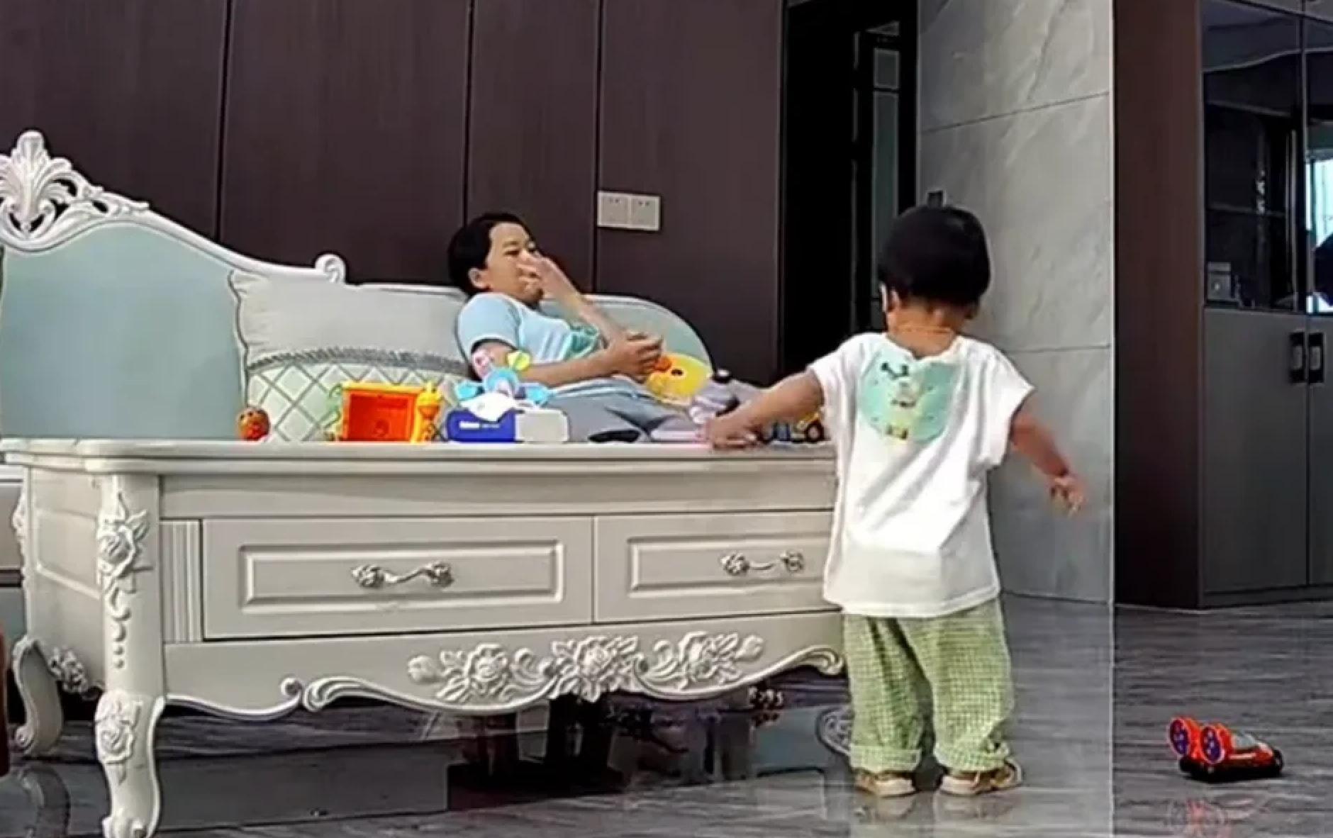 廣西一名保姆竟將鼻屎強行餵食男童,畫面全都被監視器錄下。(翻攝自微博)