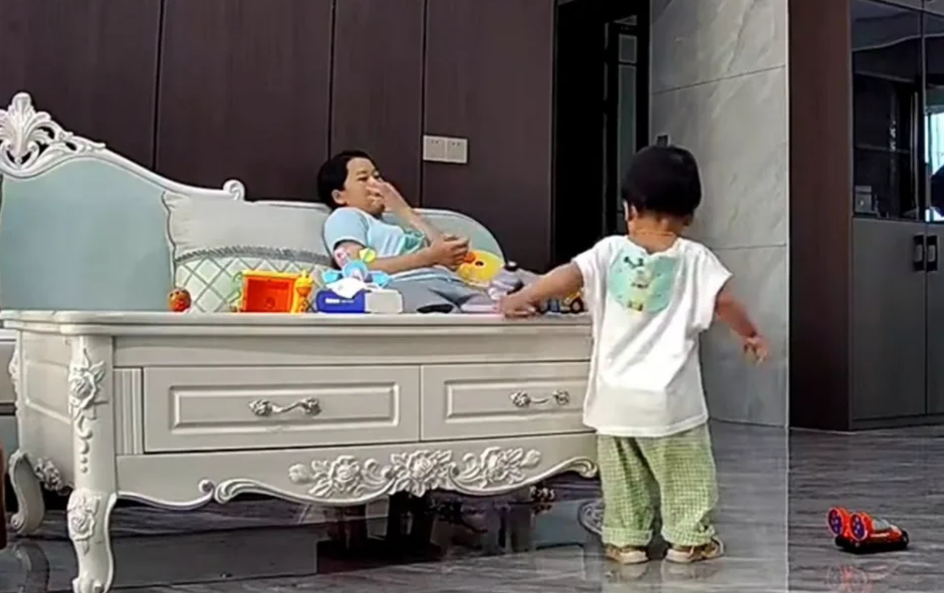 廣西一名保姆竟將鼻屎強行餵食男童，畫面全都被監視器錄下。（翻攝自微博）