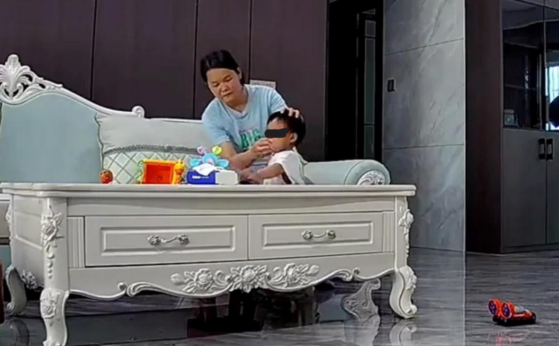保姆將鼻屎塞進男童嘴裡,畫面公開後遭到網友撻伐。(翻攝自微博)