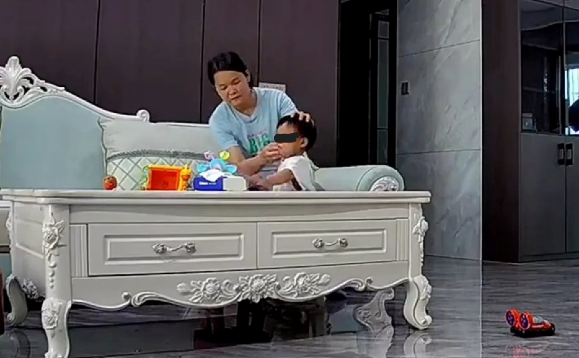 保姆將鼻屎塞進男童嘴裡，畫面公開後遭到網友撻伐。（翻攝自微博）
