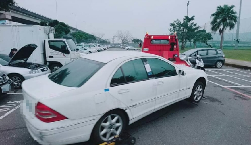 一名網友違停被拖吊，卻怪罪店家的停車位滿了；示意圖。（翻攝自爆料公社）