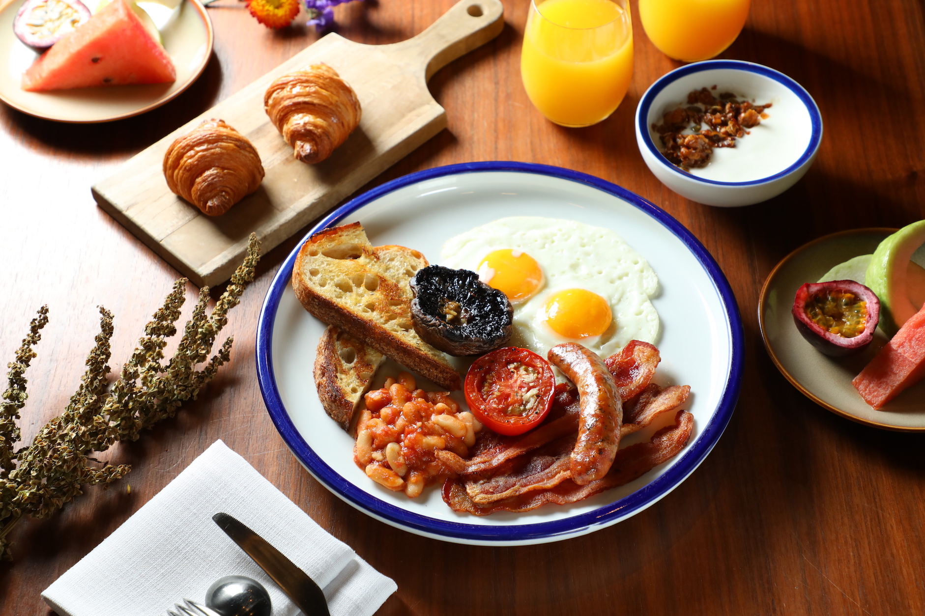 金普頓大安酒店提供經典英式大早餐。
