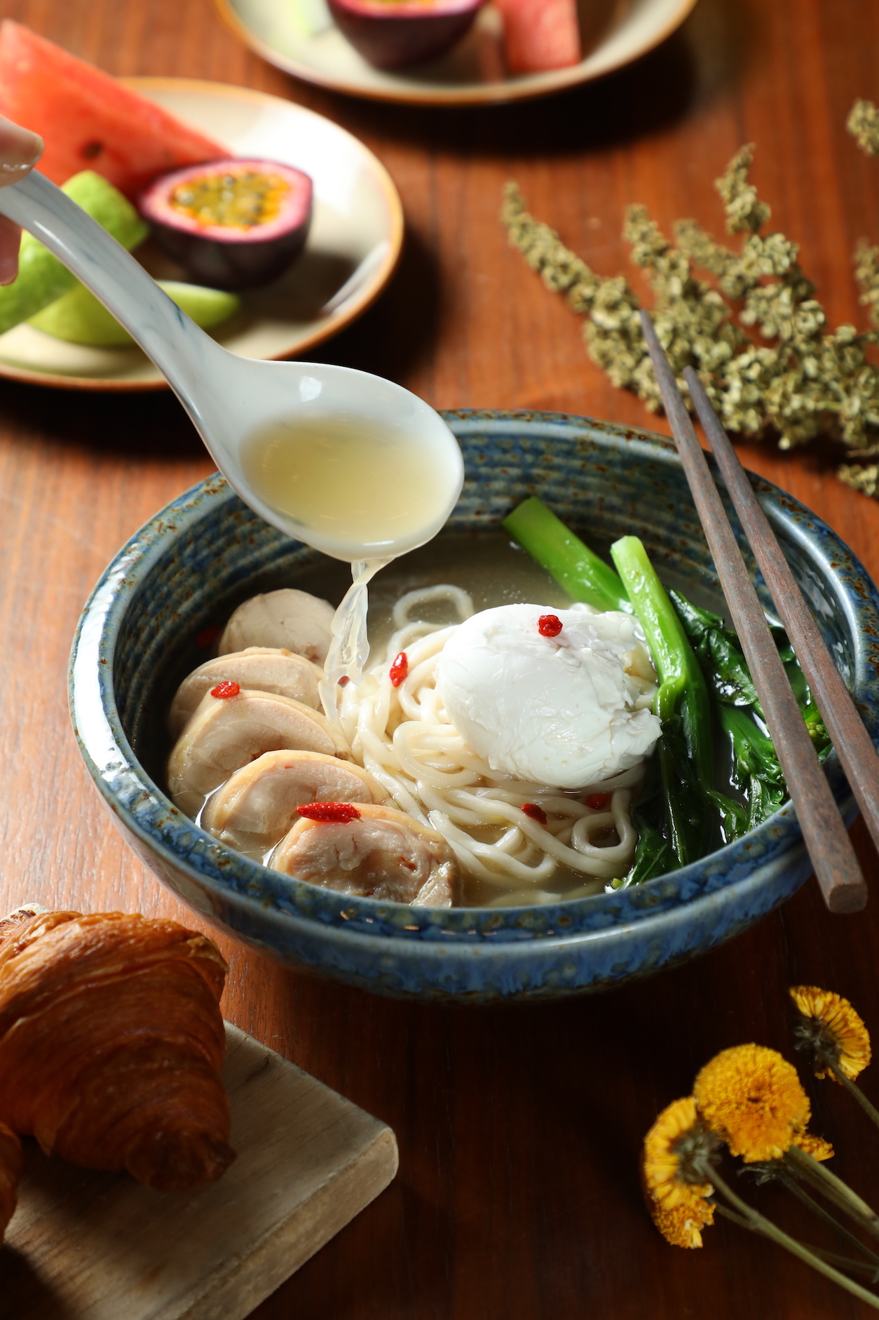 「米酒風味雞肉麵」以舒肥的方式處理醉雞卷，帶有米酒枸杞香的雞汁入湯更鮮甜。