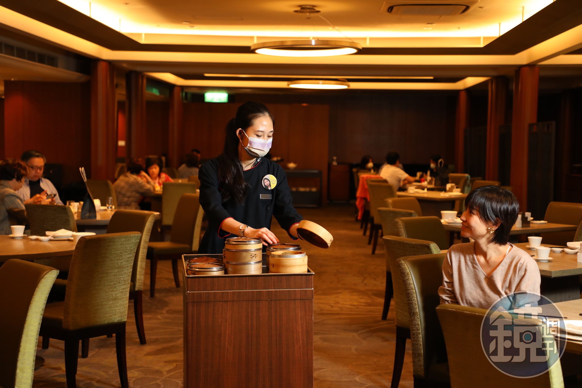 台北喜來登辰園推出「飲早茶」，並復刻茶樓的推車形式，30道左右的蒸籠點心由服務人員逐桌推送。