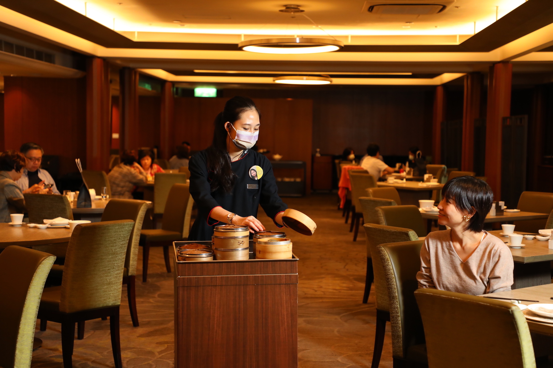 台北喜來登辰園推出「飲早茶」，並復刻茶樓的推車形式，30道左右的蒸籠點心由服務人員逐桌推送。