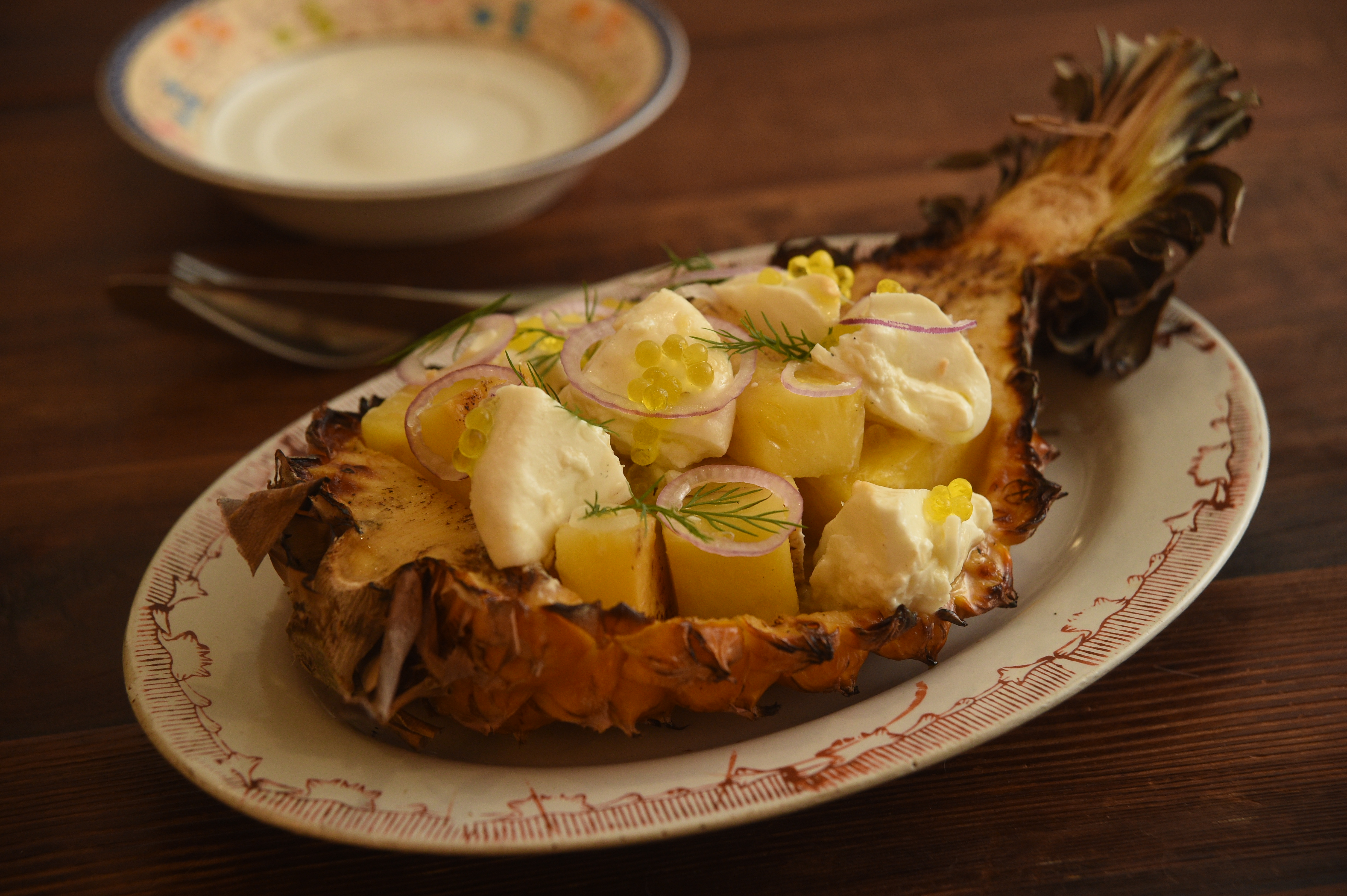 美食外帶外送平台「晶華美食到你家Take Regent Home」的「客座主廚」第三波活動，由星級餐廳「T+T」接棒。圖為「T+T」發表菜色之一「炭烤鳳梨布瑞塔起士」。（2,980元套餐菜色）