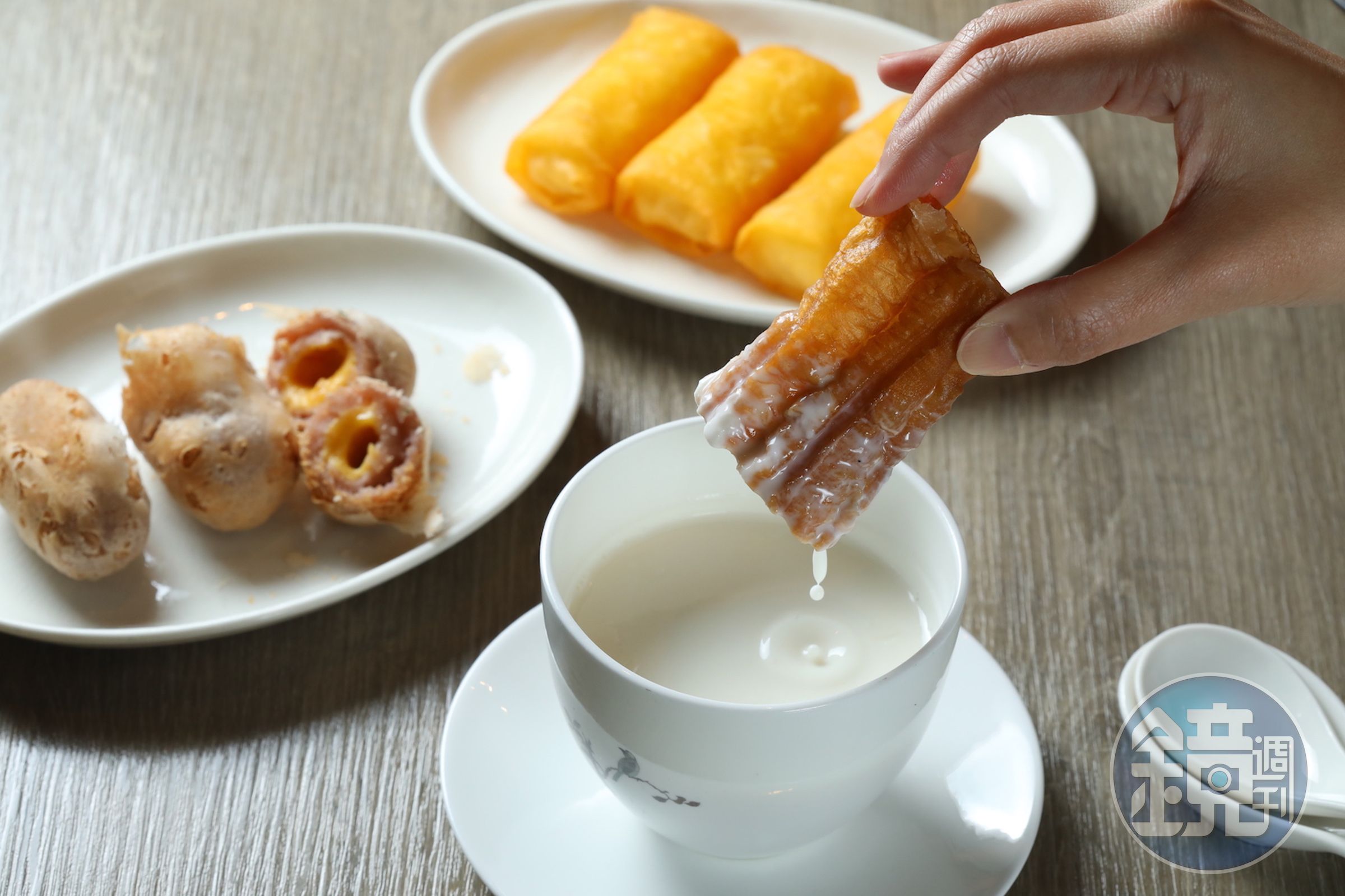 香濃滑口的「蛋白杏仁茶」（前，260元／份）搭配酥脆油條與「黃金馬蹄條 」( 後，220元／份 )、「流沙芋棗」（中，240元／份）做早茶甜蜜收尾。 