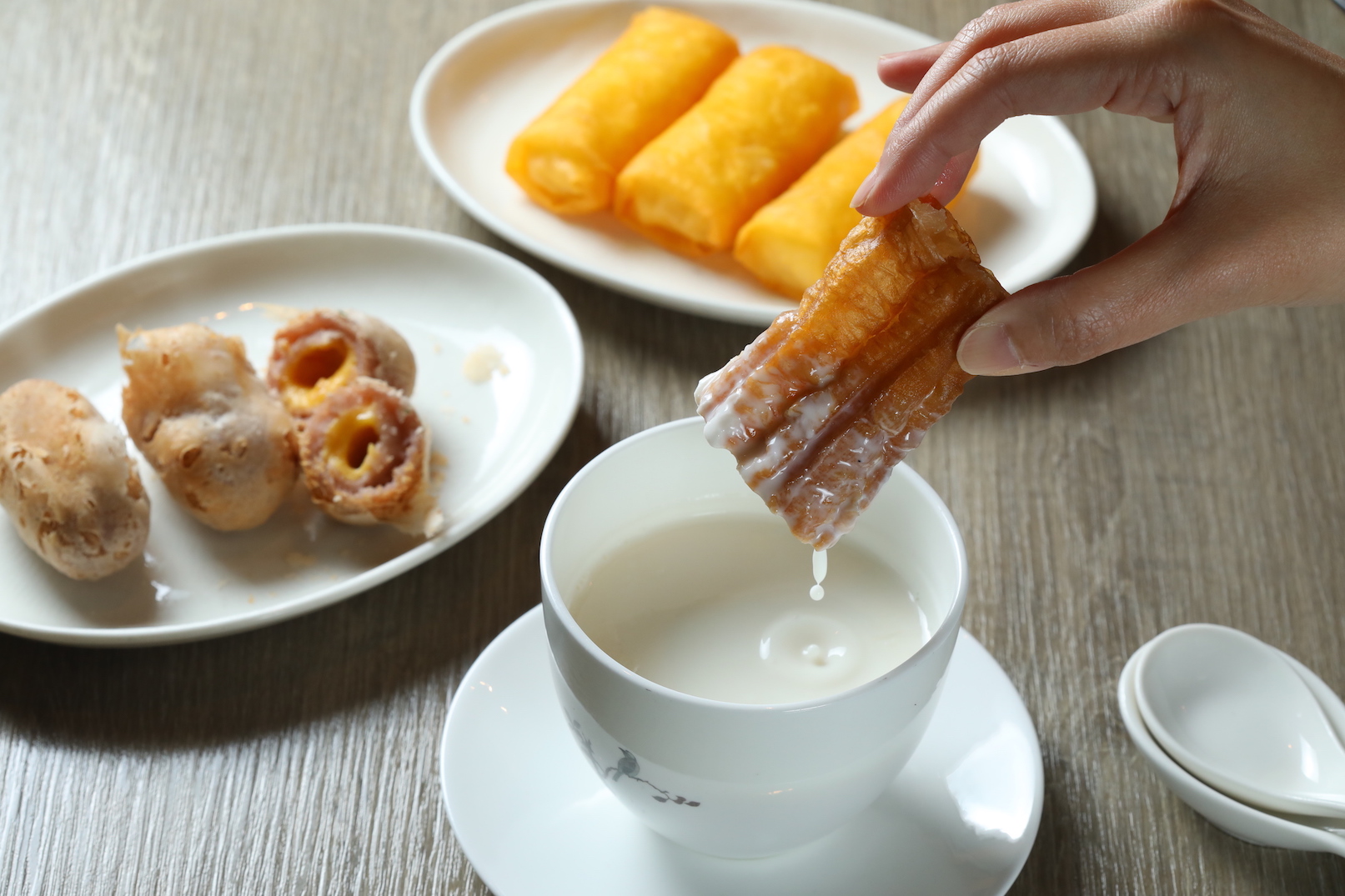 香濃滑口的「蛋白杏仁茶」（前，260元／份）搭配酥脆油條與「黃金馬蹄條 」( 後，220元／份 )、「流沙芋棗」（中，240元／份）做早茶甜蜜收尾。 