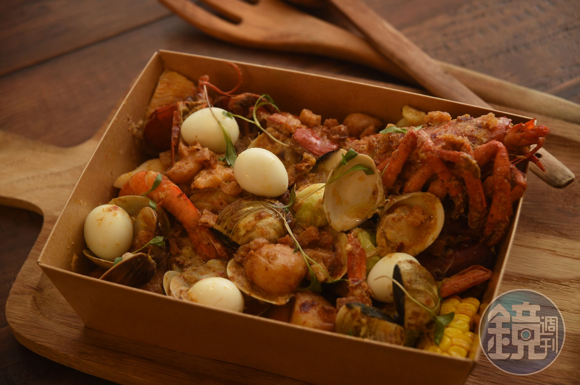 「台北晶華酒店」和星級餐廳「T+T」打造亞洲小食的宅配餐盒，內含有「龍蝦海鮮叻沙」，洋溢南洋氣息。（2,980元套餐菜色）