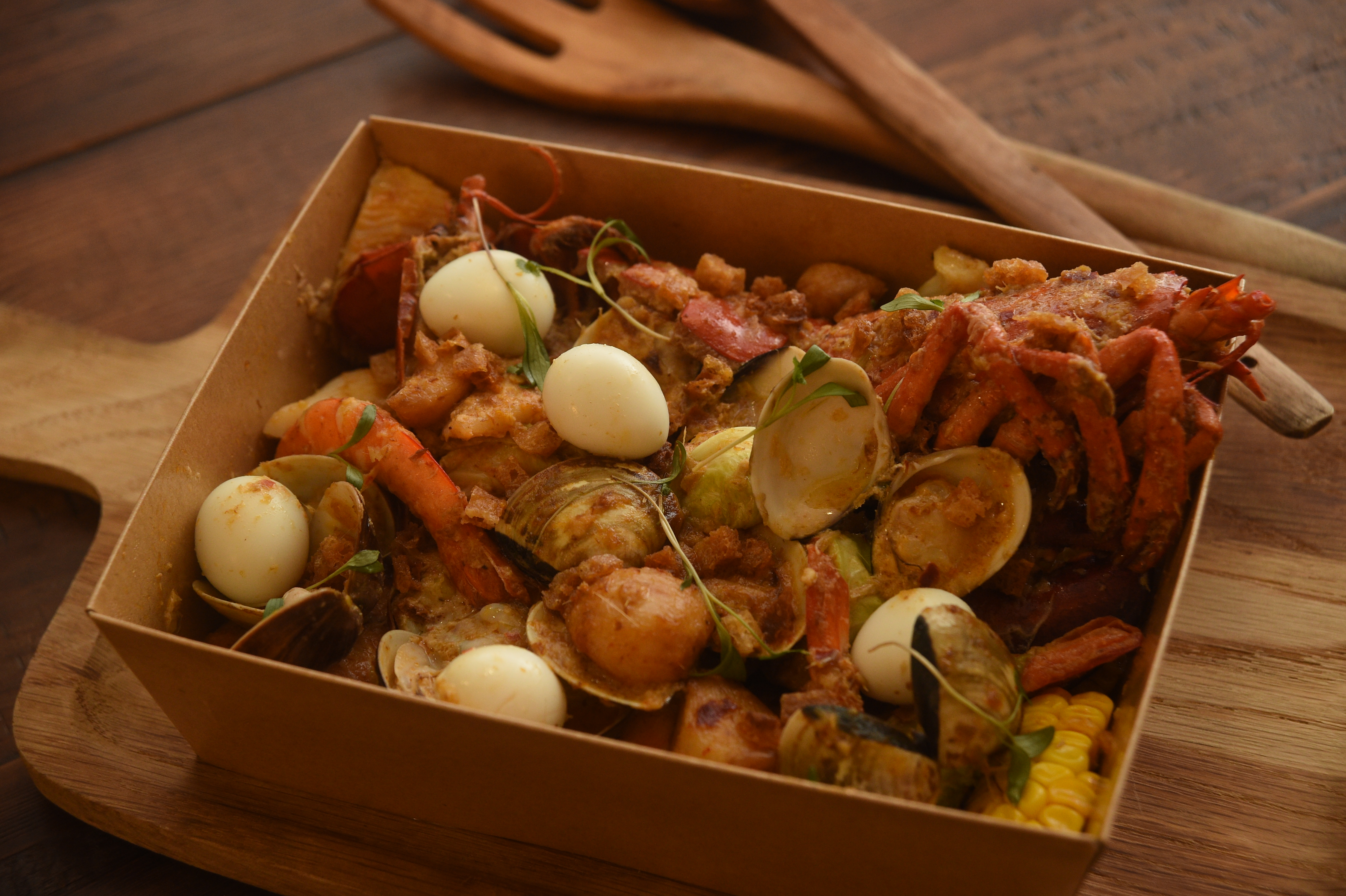 「台北晶華酒店」和星級餐廳「T+T」打造亞洲小食的宅配餐盒，內含有「龍蝦海鮮叻沙」，洋溢南洋氣息。（2,980元套餐菜色）
