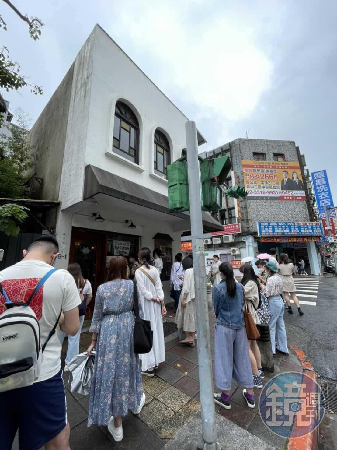 拍立得紀念寫真活動最終場吸引許多人為自己留下紀念,也好好和萬鏡說再見。