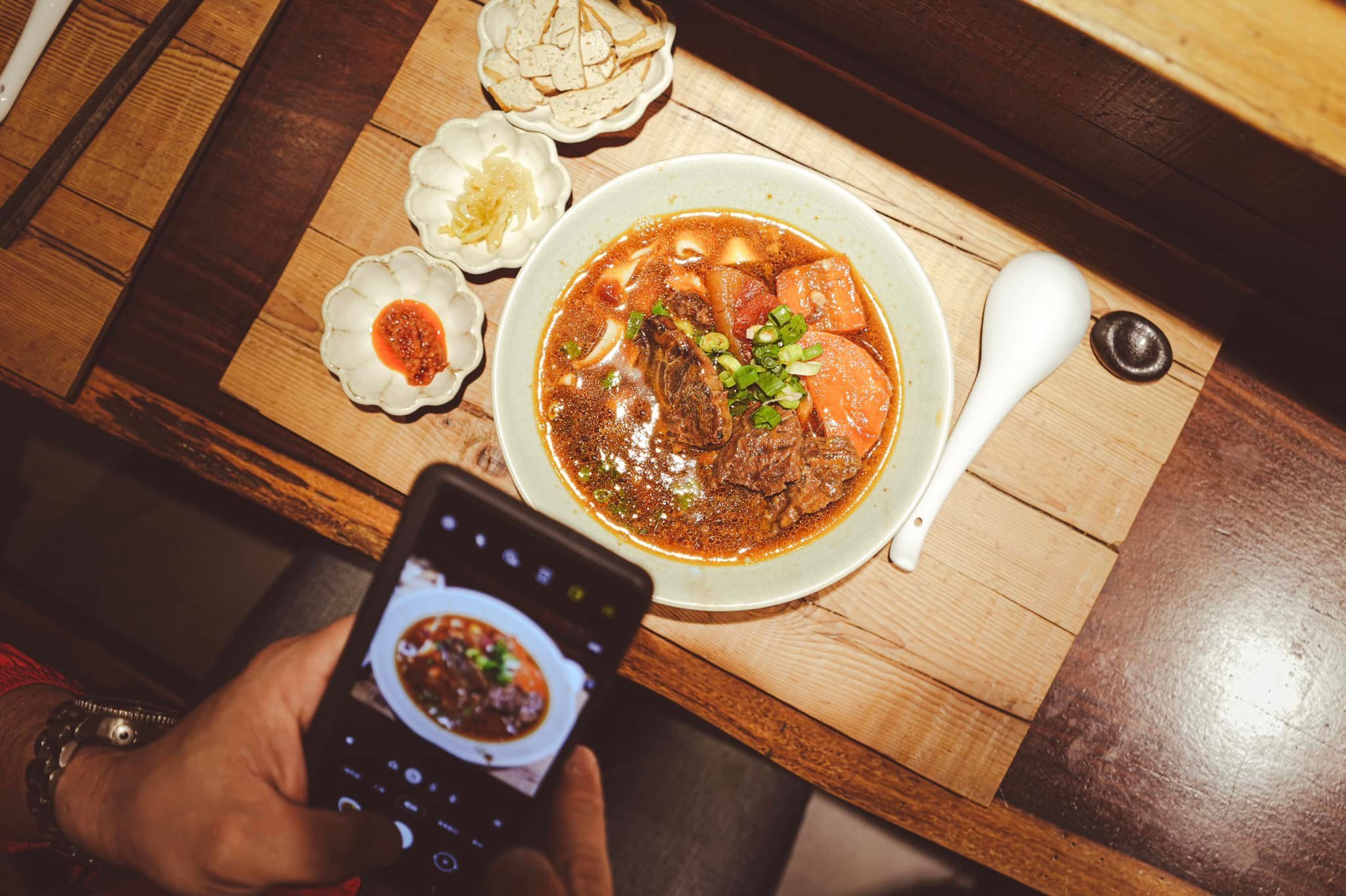 新北市板橋區的門前隱味牛肉麵每日限量供應，讓許多欲上門嘗鮮的饕客吃不到只能折返。（翻攝自門前隱味牛肉麵臉書）