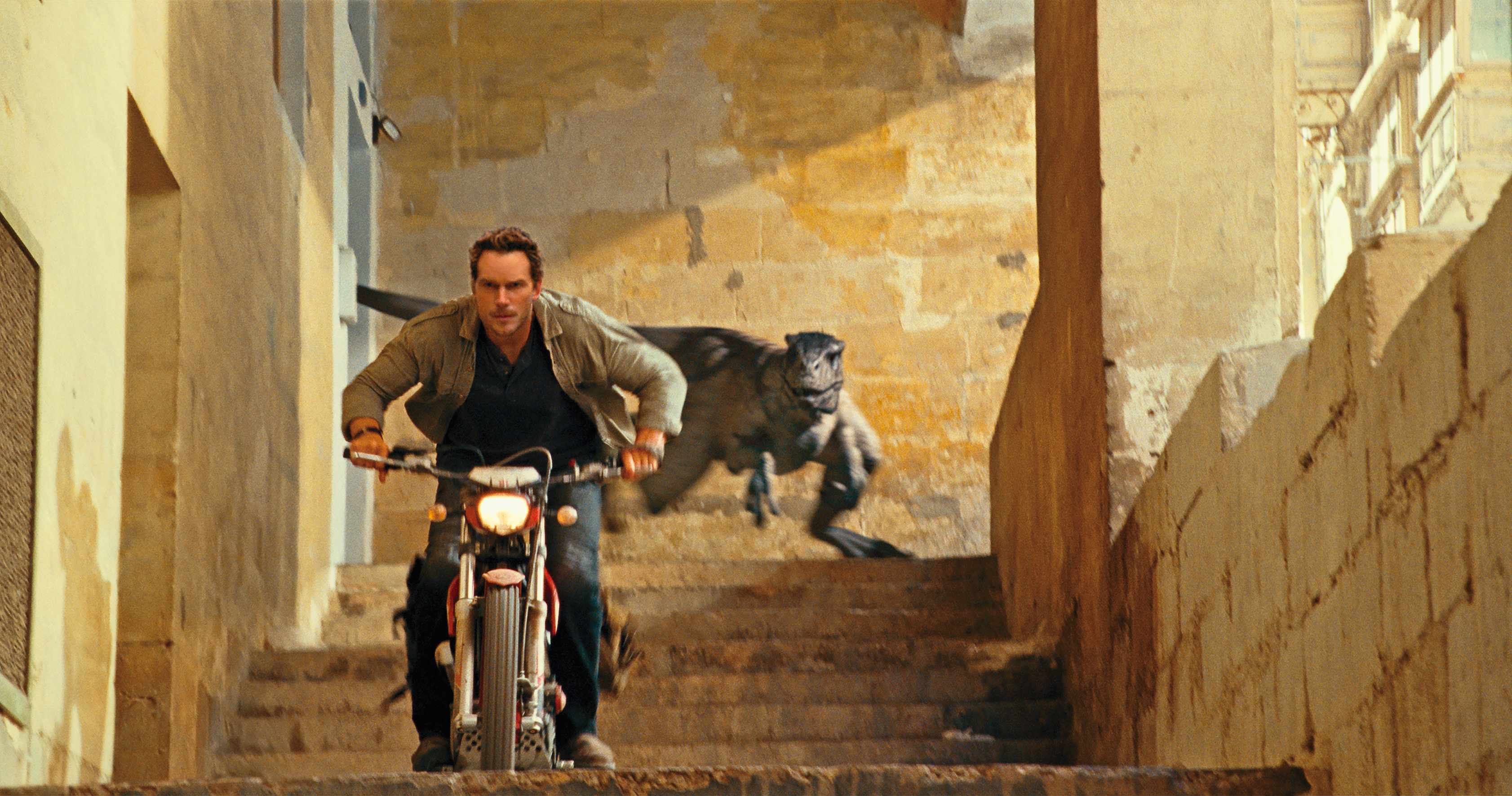 充滿了各種致敬彩蛋，恐龍追殺奔逃帶來新鮮的尺度與速度感，問題是故事線薄弱。（UIP提供）