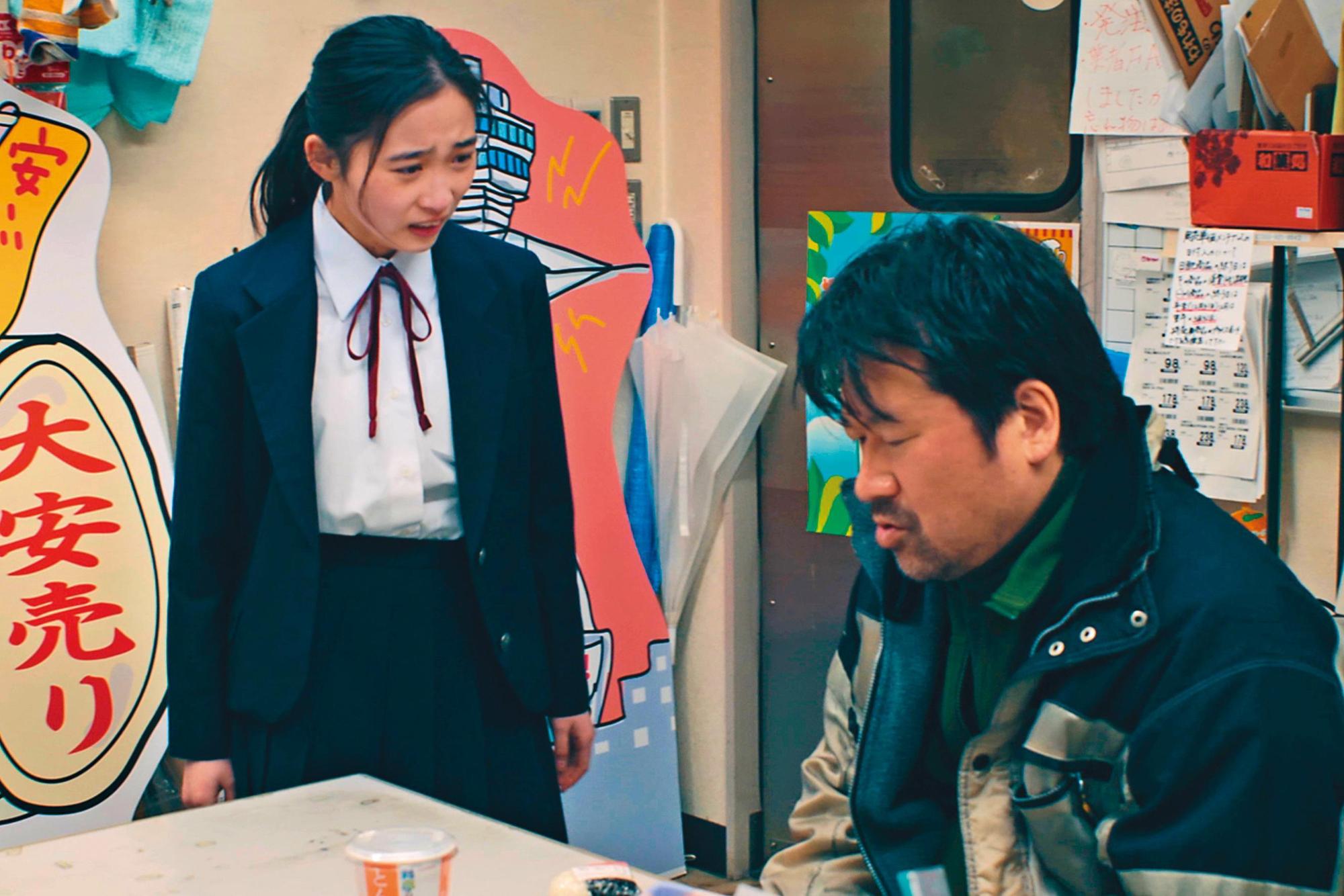 佐藤二朗(右)細膩詮釋複雜糾結的父親心境,演出父女間親密的生活氣息。(光年映畫提供)