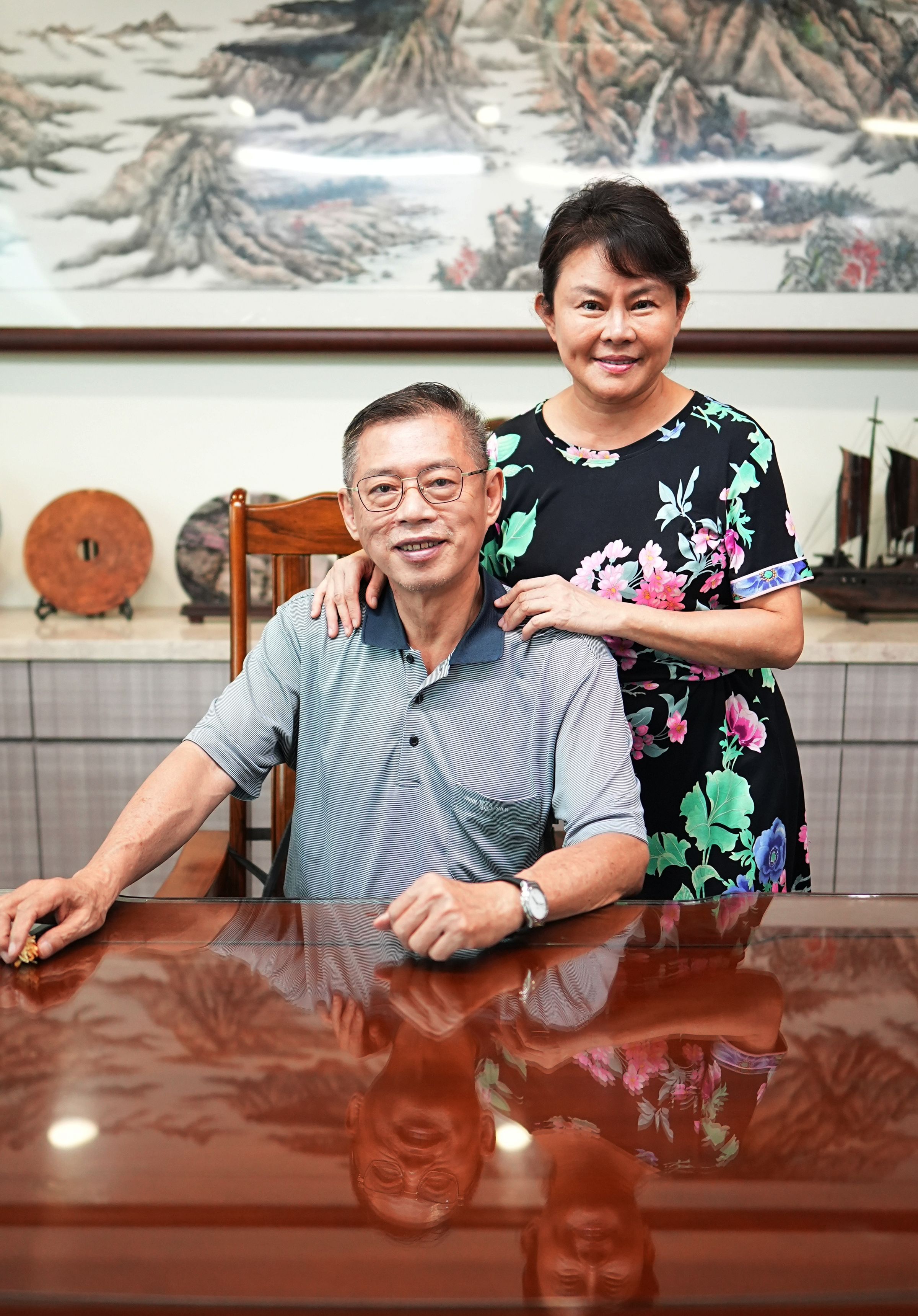 新冠疫情前，薛暖美（右）常與廖昆隆（左）跑海外拓銷，逐漸打開三隆齒輪的國際市場。