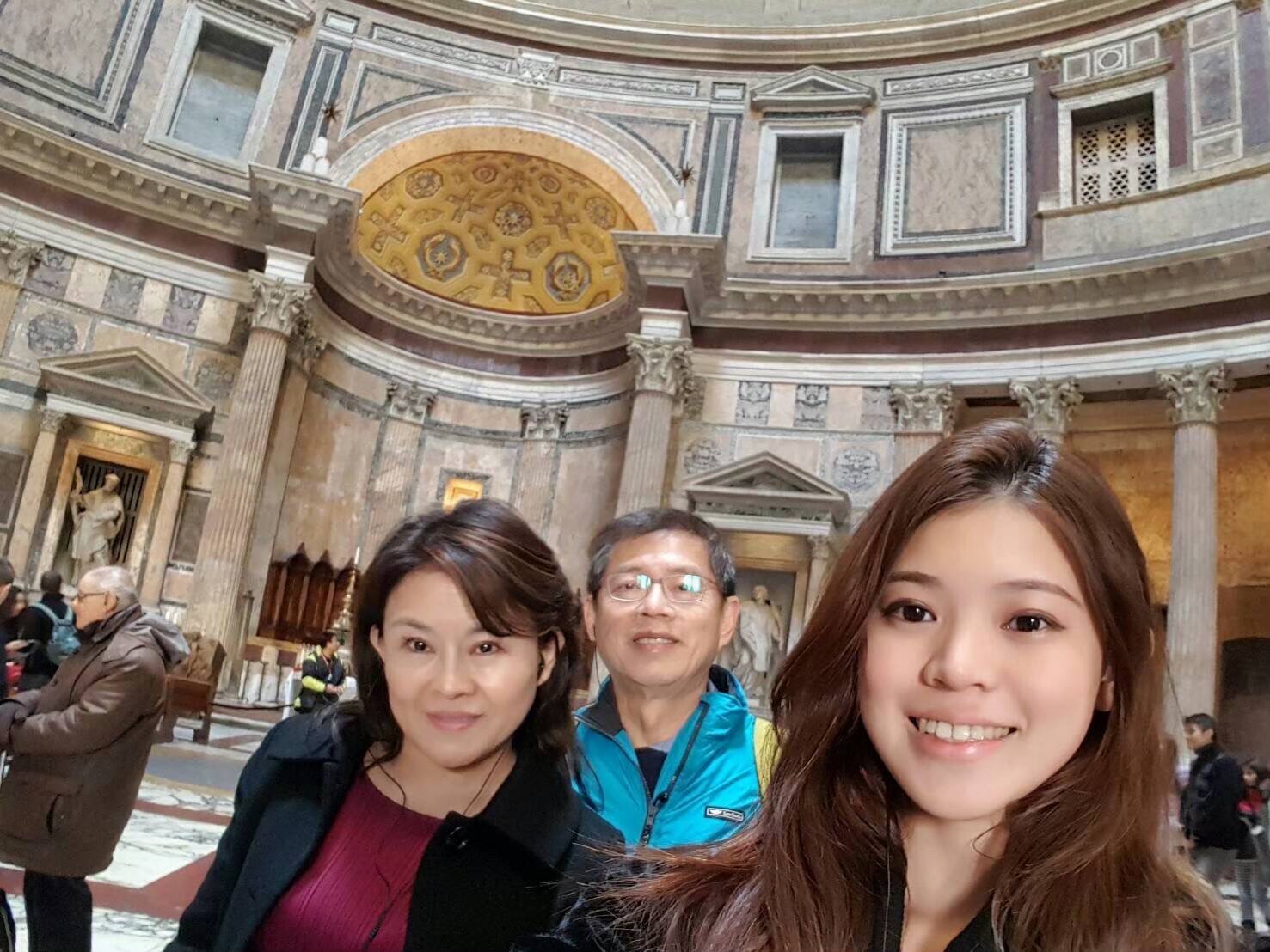 廖昆隆（中）與太太薛暖美（左）、女兒（右）（廖昆隆提供）