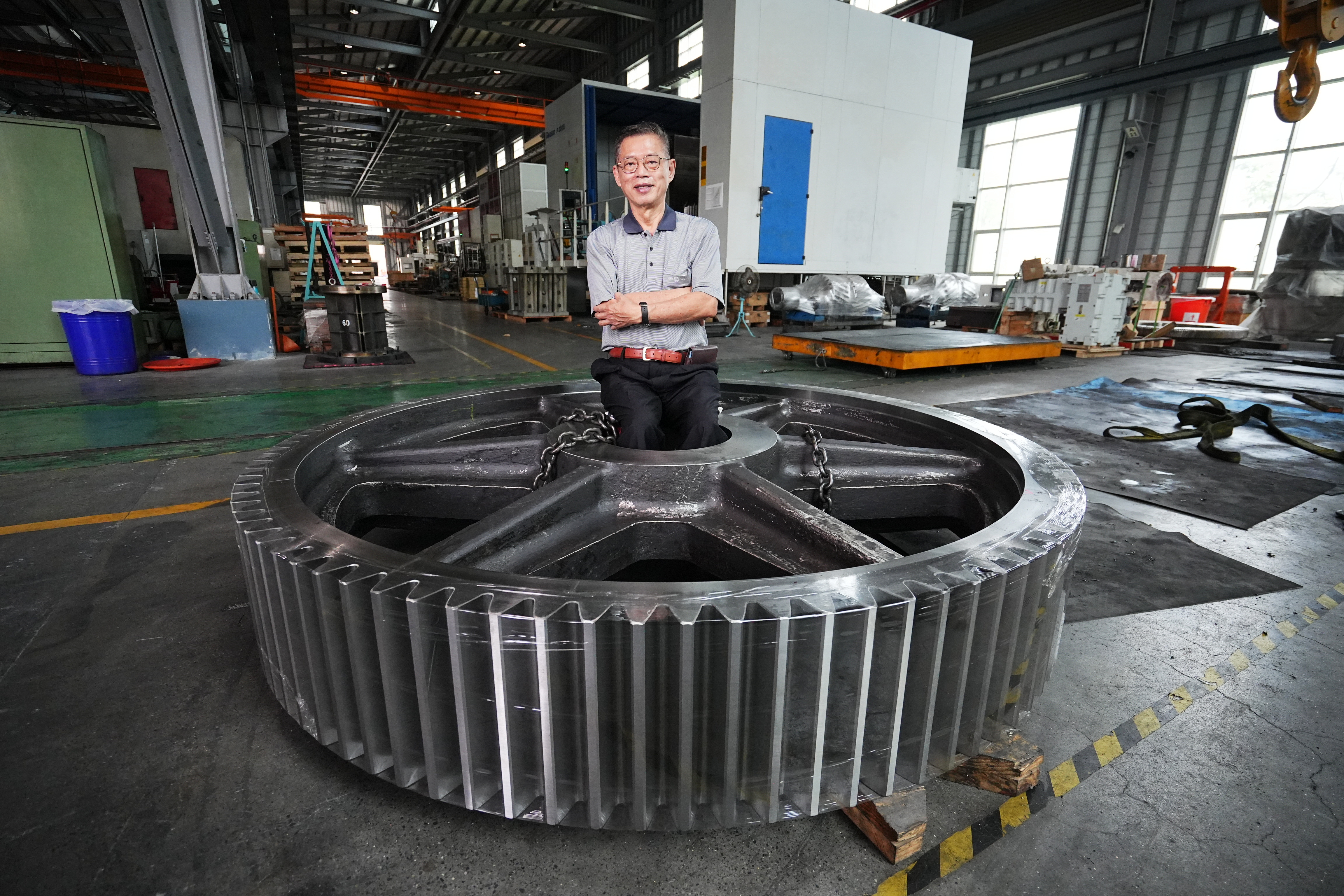 除自創品牌製造齒輪箱，廖昆隆也生產輪船捲網機與螺絲廠螺絲加工用的巨型齒輪。