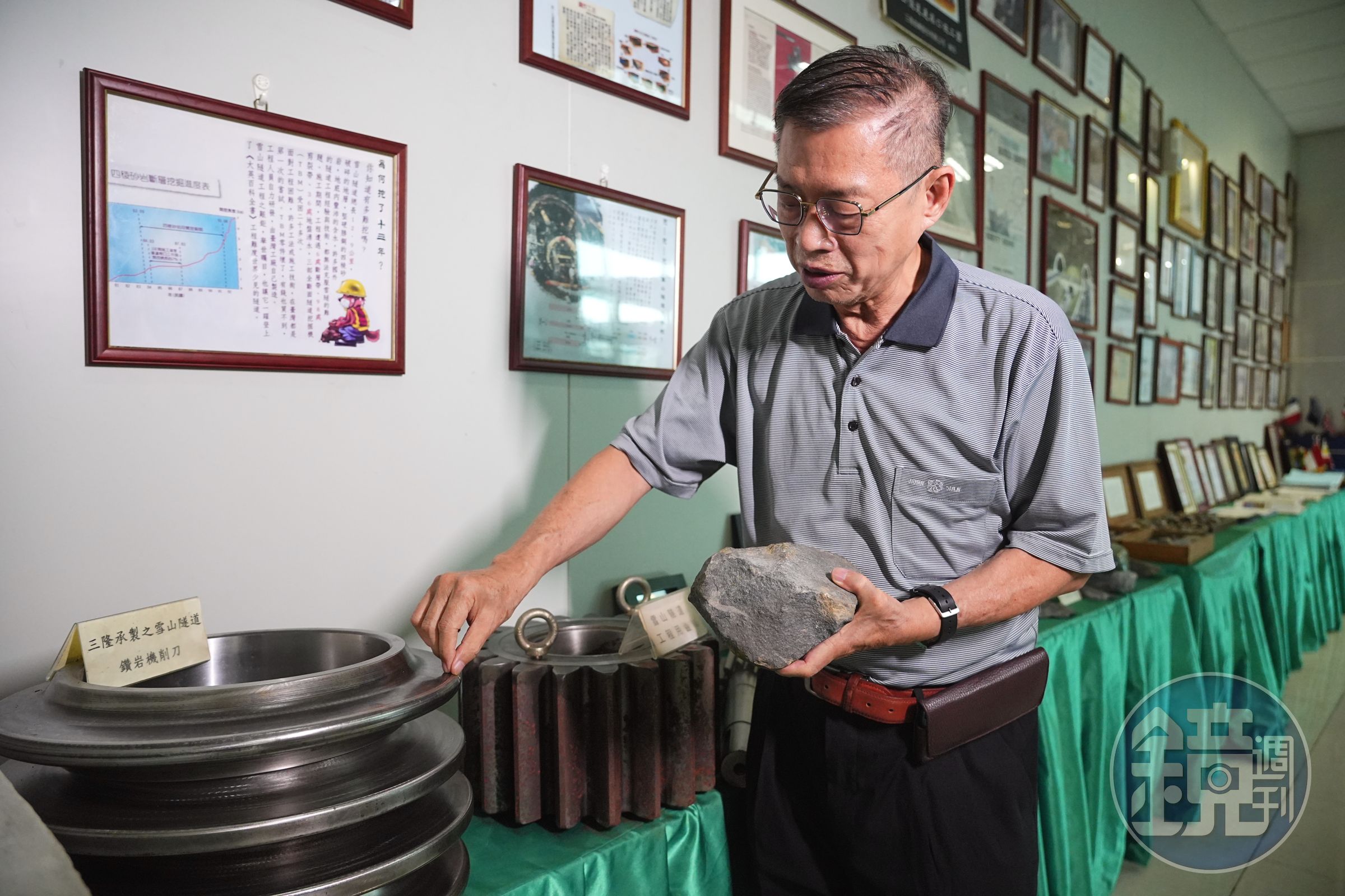 拿起一塊在雪隧現場挖出的四稜砂岩，廖昆隆回憶，「那時光鑽岩機的削刀就弄壞了幾百個。」