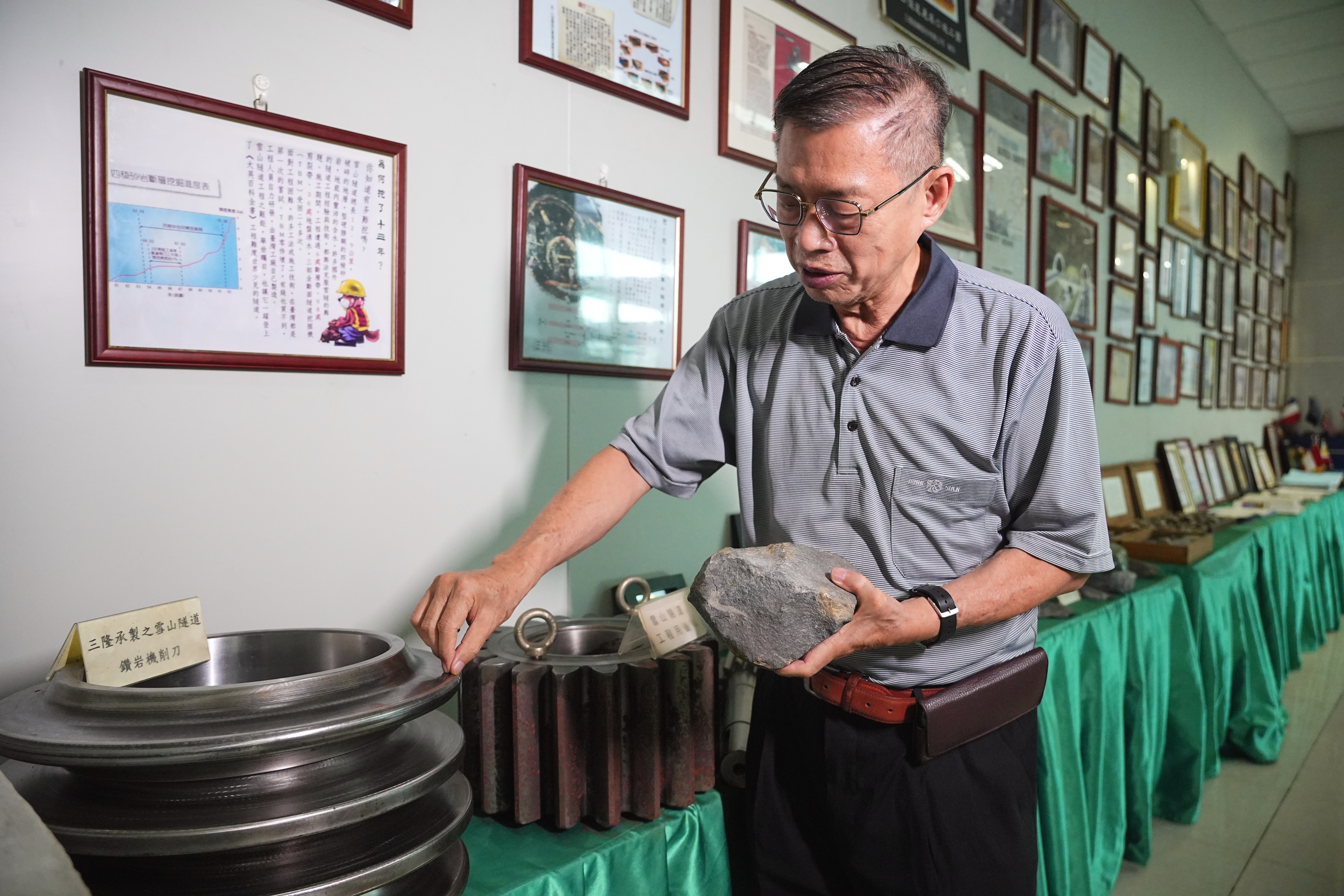 拿起一塊在雪隧現場挖出的四稜砂岩，廖昆隆回憶，「那時光鑽岩機的削刀就弄壞了幾百個。」