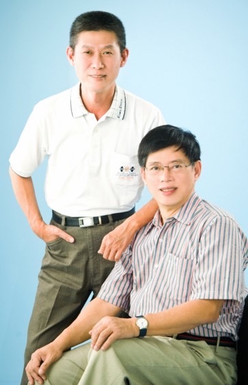 廖昆隆（右）與弟弟、三隆齒輪總經理廖昆信（左）當年硬著頭皮接下雪隧挑戰。（廖昆隆提供）