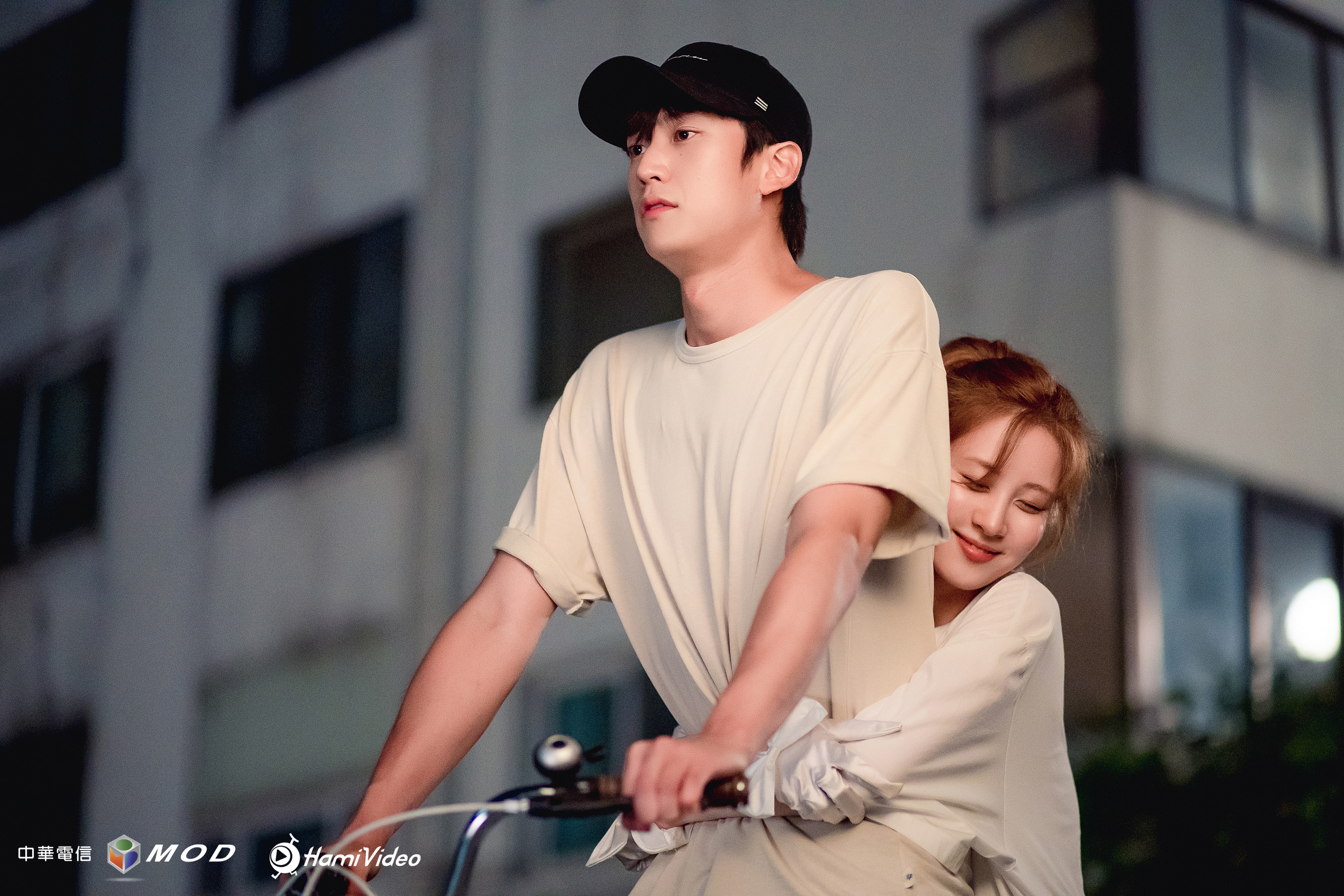 少女時代徐玄（右）與羅人友主演《魔咒情人》即將在台播出。（愛爾達電視提供）