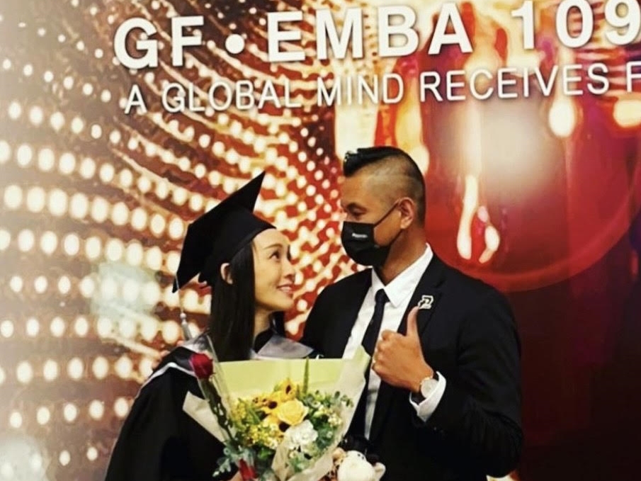 范范身穿學士服，與黑人深情對望。（翻攝自范范IG）