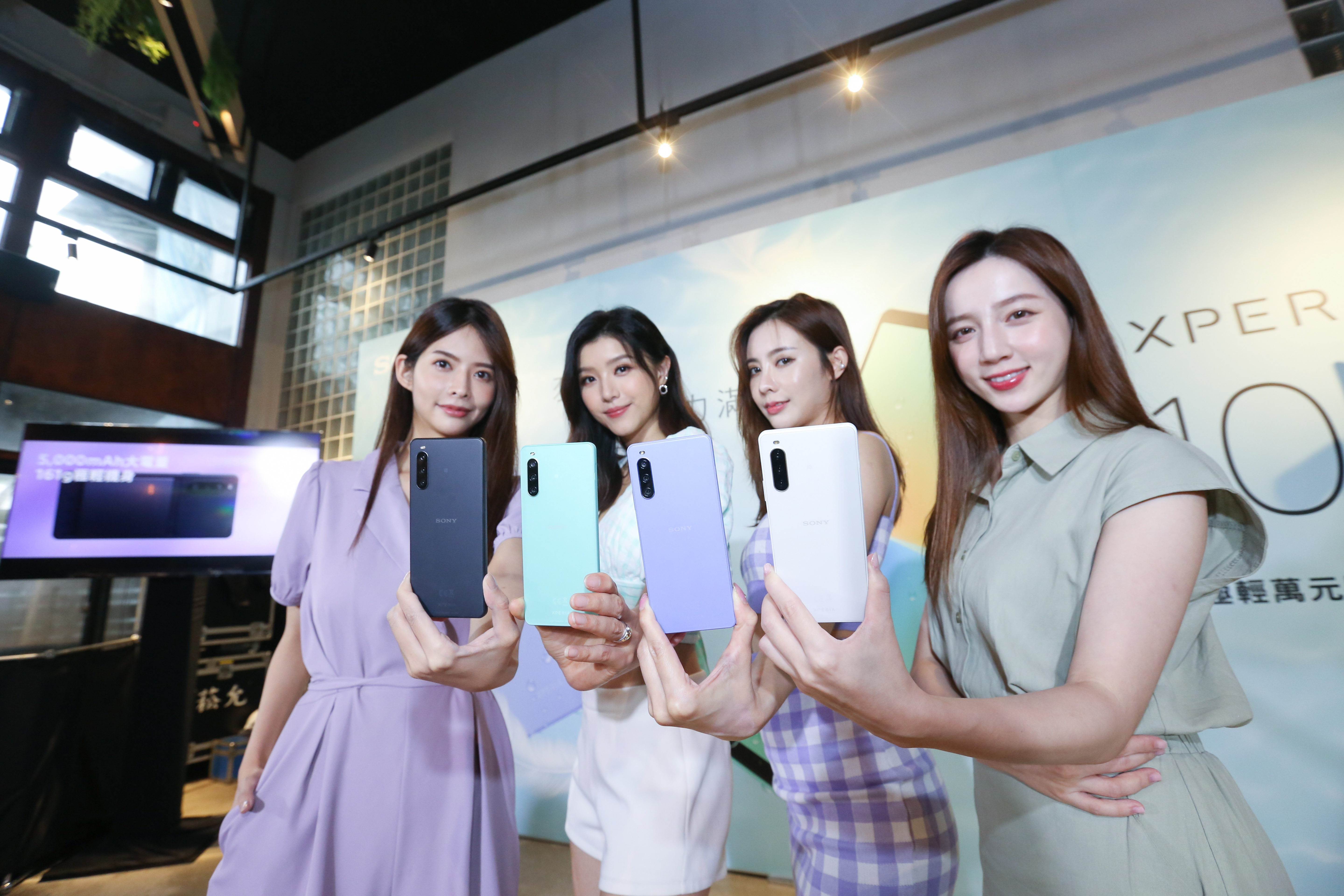 新上市的Sony Xperia 10 IV機身重量只有161公克，卻具備有5000mAh超大電池容量。