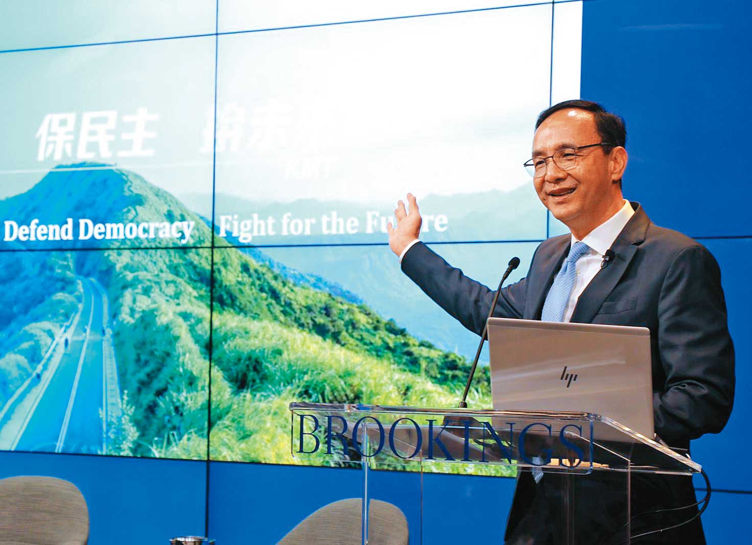 朱立倫變了，他想帶領國民黨往中間靠攏，一舉擺脫過去幾年來一直揮之不去的親中親統形象。但挑戰現在才開始，他最大的挑戰來自於中國。（翻攝朱立倫Twitter）