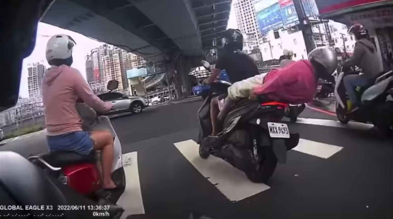 影片中機車男將後座婦人高速右轉，將後座婦人甩落地面。（翻攝爆料公社二社）