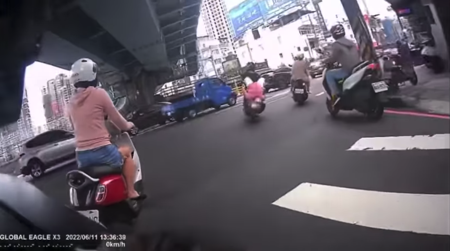 後座婦人無力往後傾倒,頭向下落地,狀似大法師,相當嚇人。(翻攝爆料公社二社)