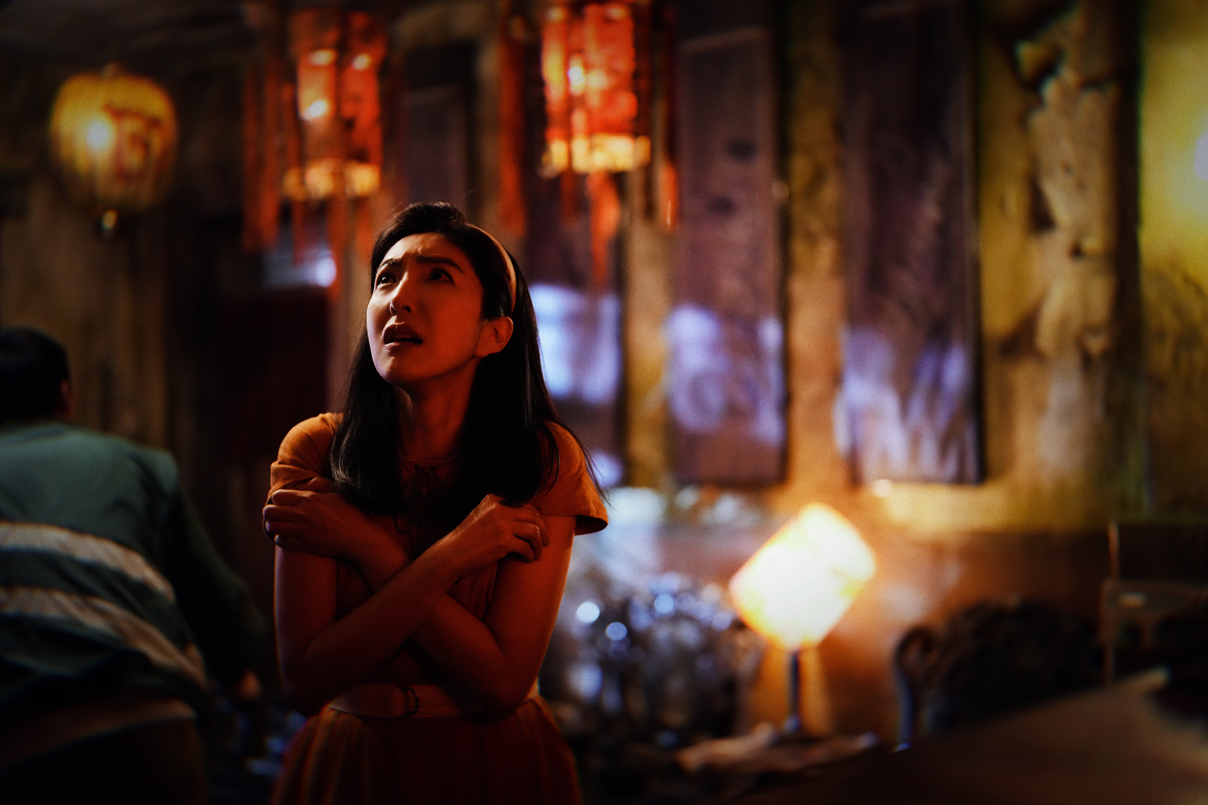 現場搭建地的古宅場景逼真，楊謹華難免也感覺毛毛的。（馬棋朵數位影像）