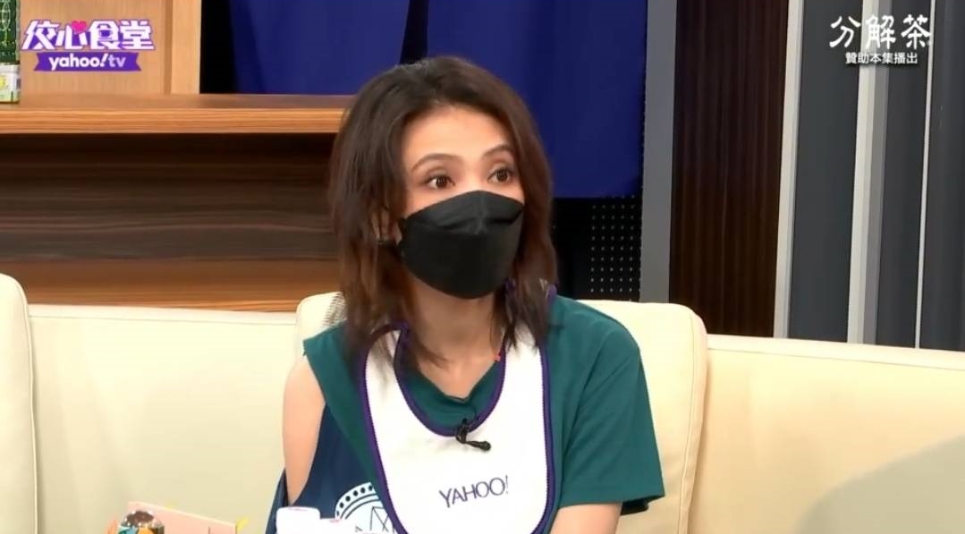 戴佩妮登上《佼心食堂》宣傳新專輯。（Yahoo TV提供）