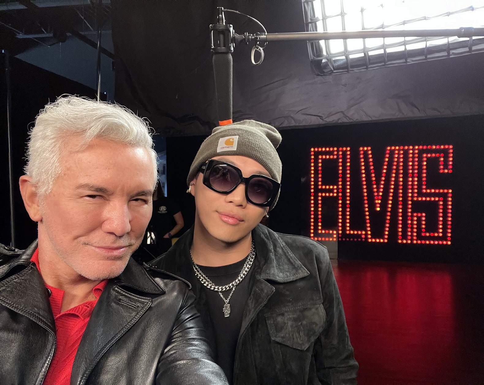 《貓王艾維斯》導演巴茲魯曼（左）與ØZI（右）自拍。（華納兄弟提供）