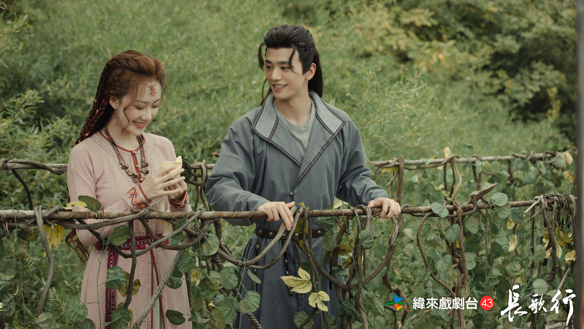 易大千（右）在長歌行中與曹曦月飾演的彌彌古麗譜出浪漫愛情。（緯來戲劇台提供）
