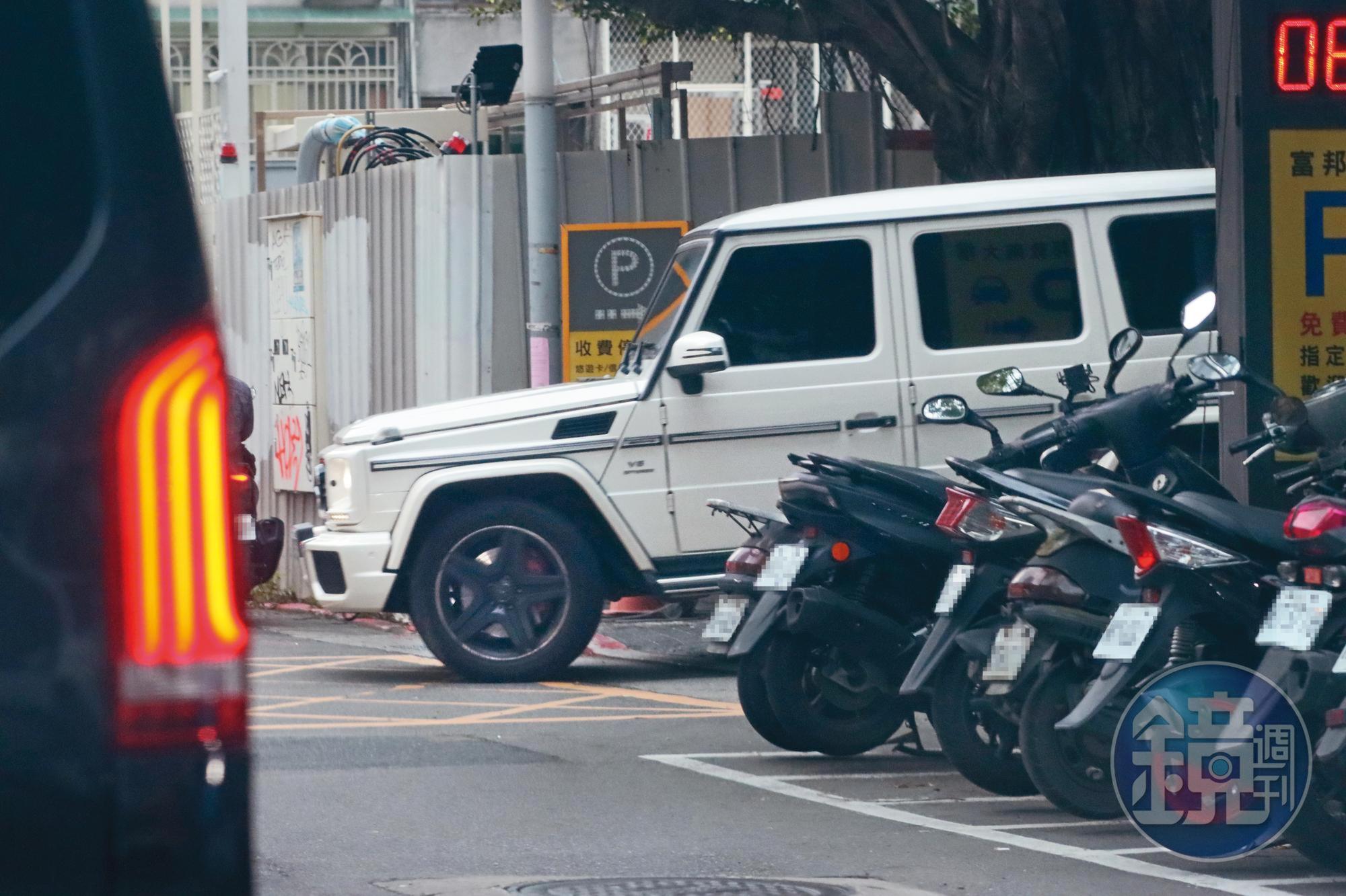 6月1日18：22，吳速玲當司機，開著要價880萬元的賓士豪車和姐妹們去吃晚餐。