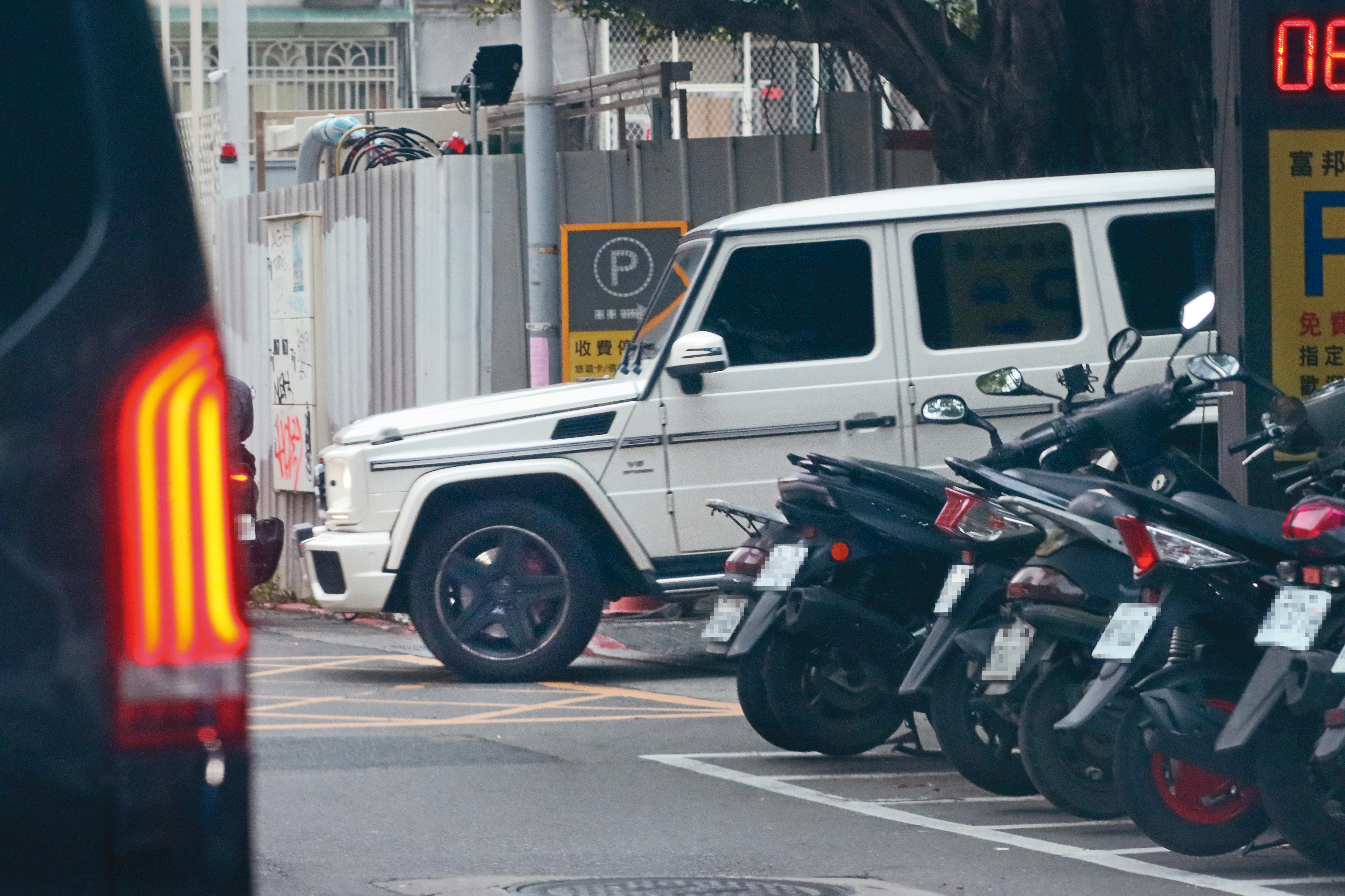 6月1日18：22，吳速玲當司機，開著要價880萬元的賓士豪車和姐妹們去吃晚餐。